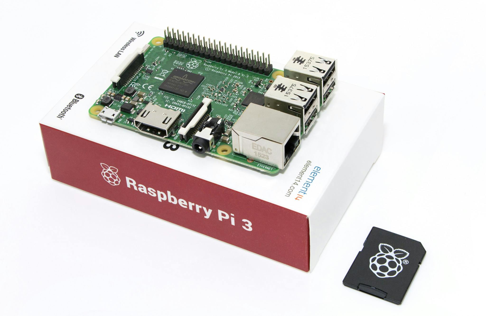 De Raspberry Pi is een volledige computer inclusief besturingssysteem. Hier moet je dus ook een beeldscherm, toetsenbord en muis op aansluiten.