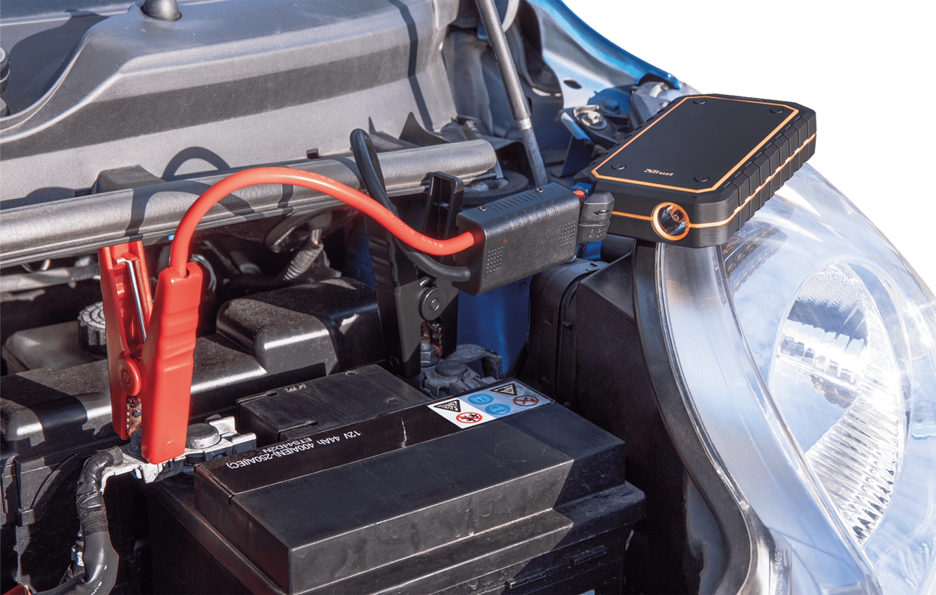 Wie veel met de auto of motor op pad gaat, kan een powerbank inclusief startkabels overwegen.