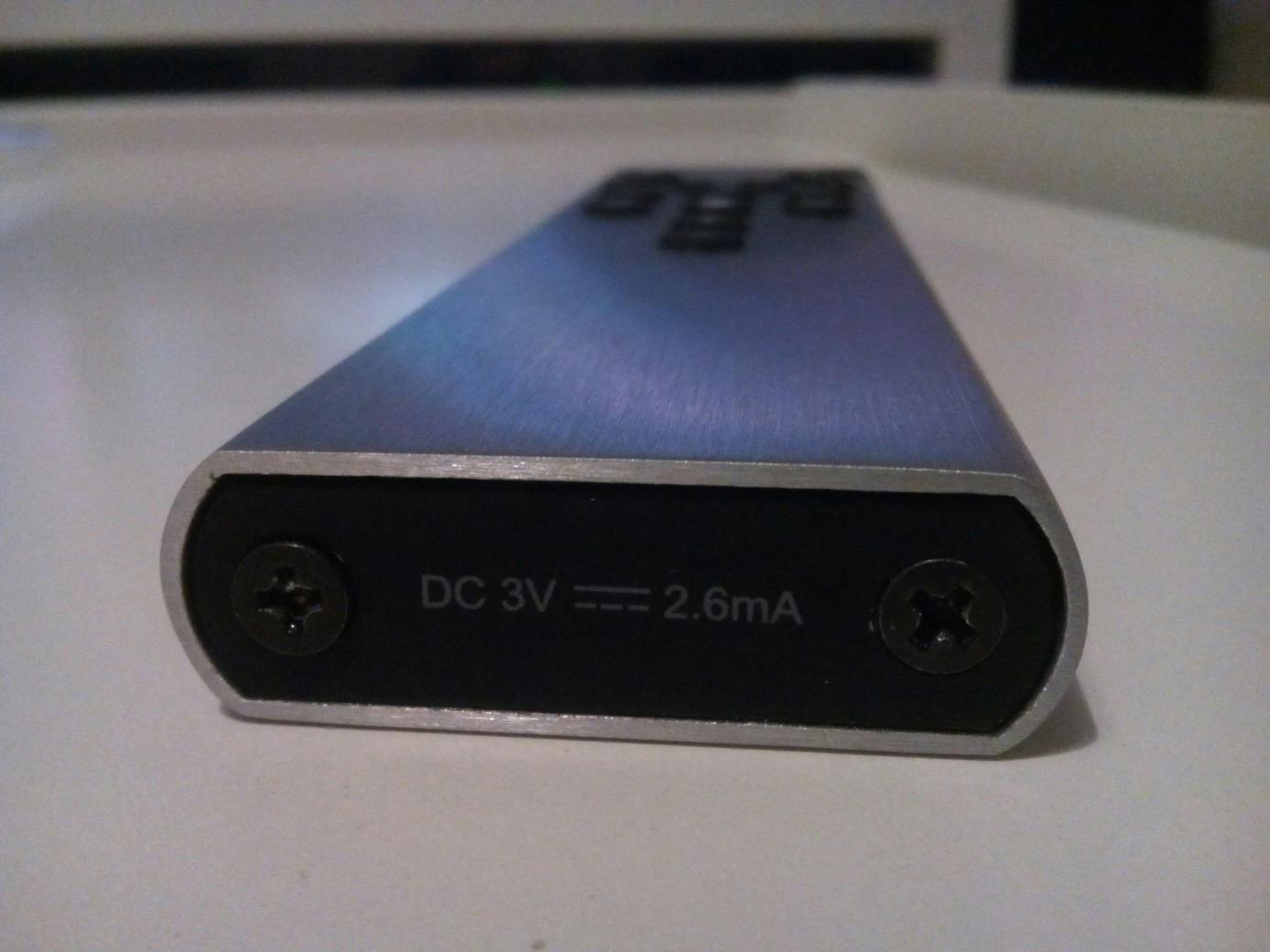 Batterijklepje onderop de afstandsbediening