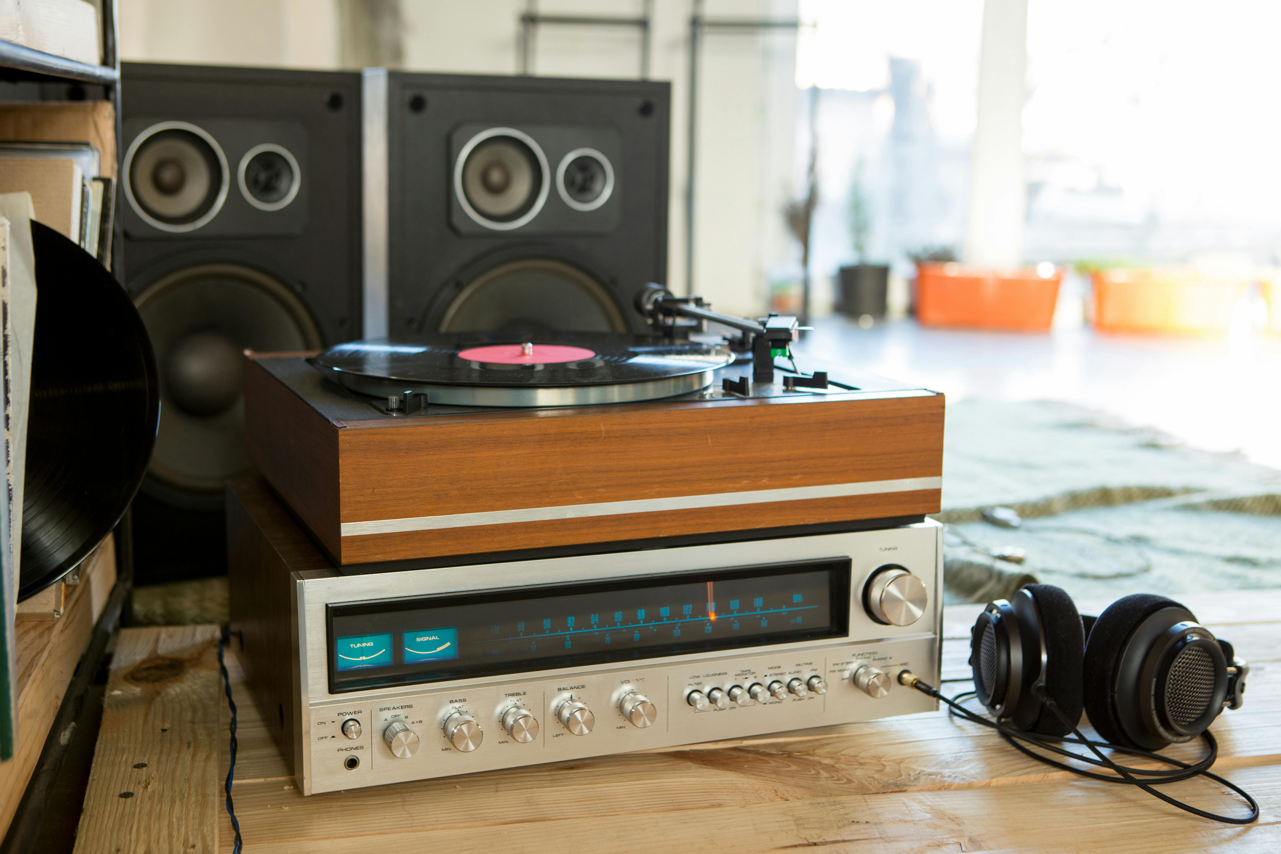 Analoge radio met platenspeler bovenop