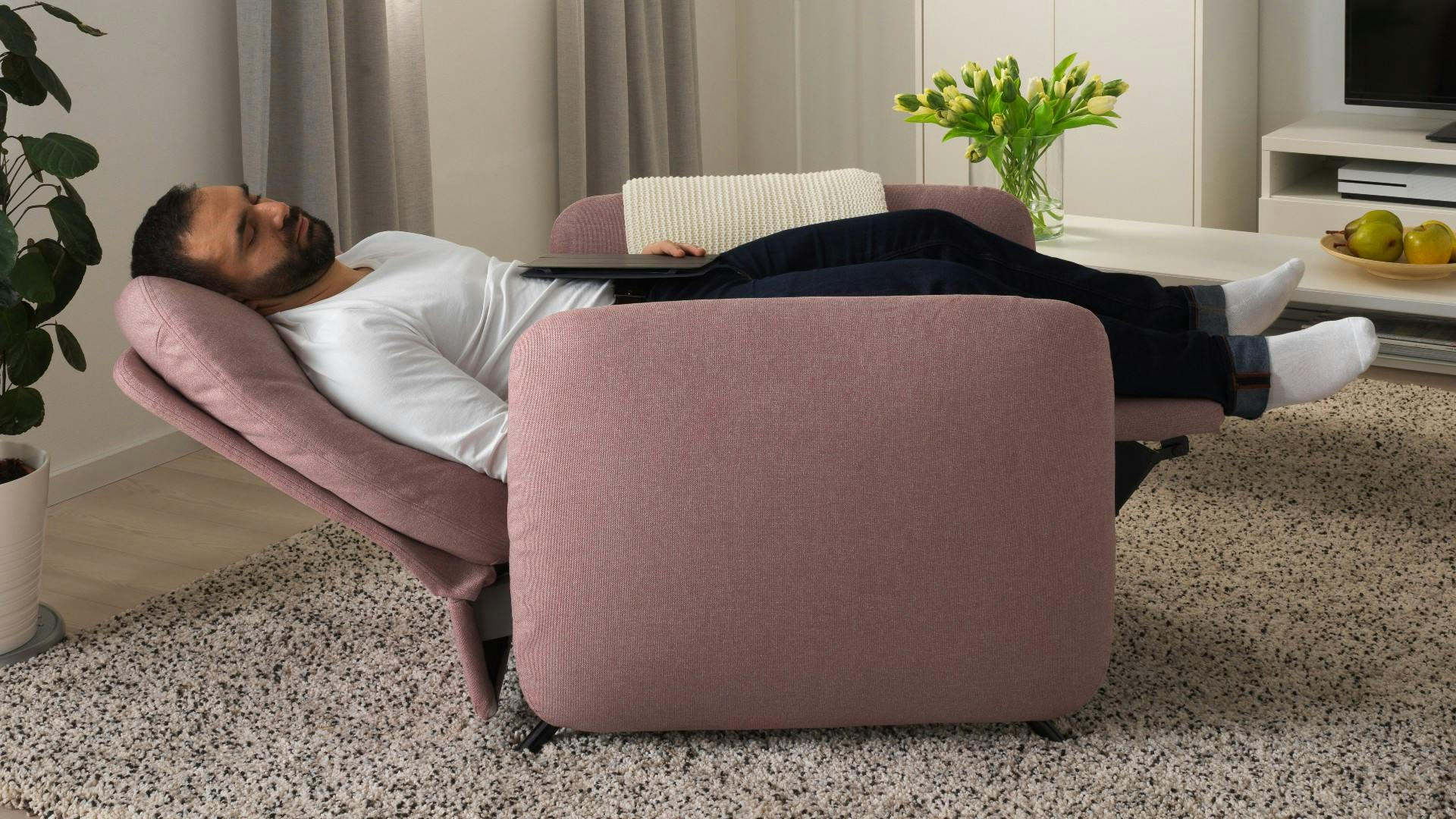 Praktisch en mooi: deze roze relaxstoel wordt al snel de favoriet in huis. | Foto: IKEA, fauteuil EKOLSUND