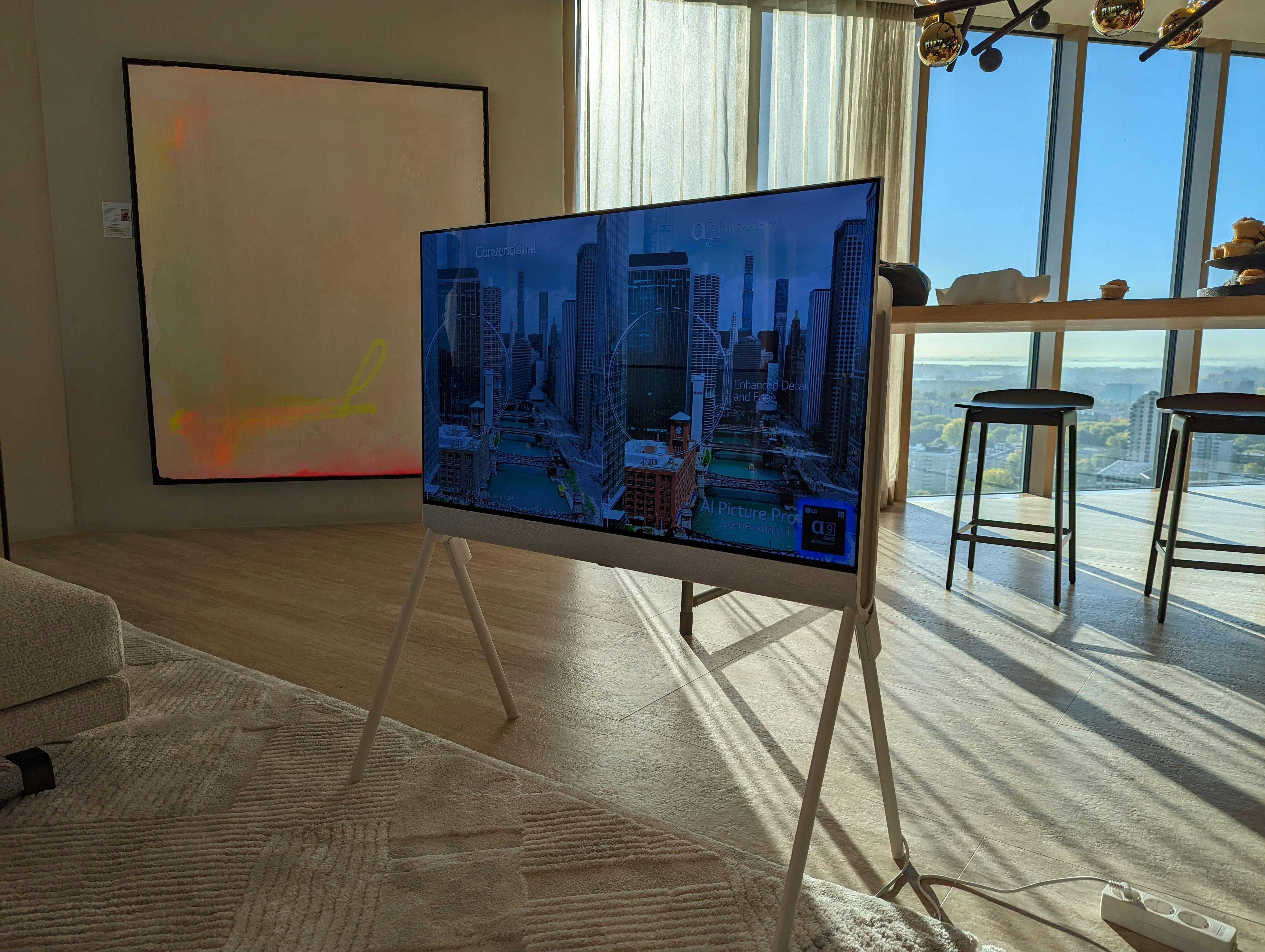 Het ontwerp van een schildersezel als inspiratie voor een tv-standaard.