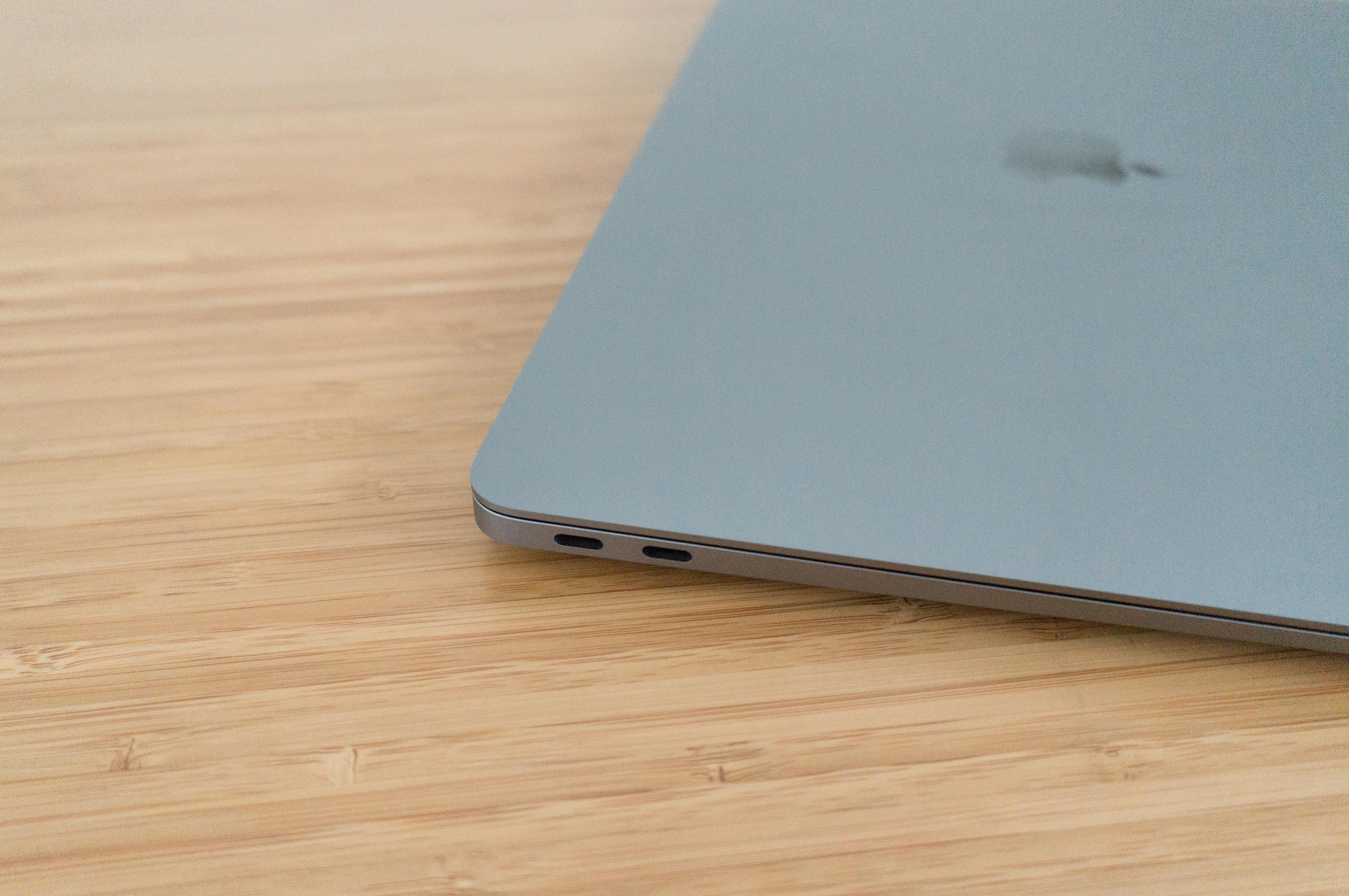 Je krijgt twee Thunderbolt-poorten.