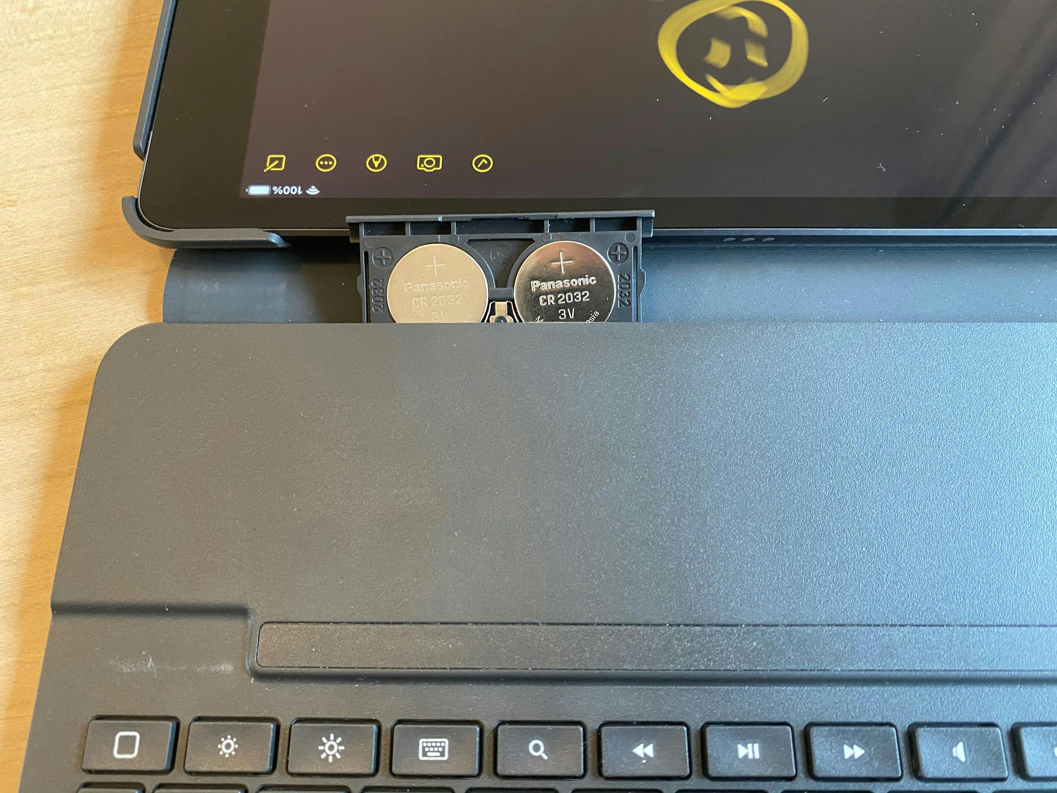 Batterijen wisselen gaat heel makkelijk, het klepje zit in de linker bovenrand van het toetsenbordgedeelte van de Logitech Slim Folio.