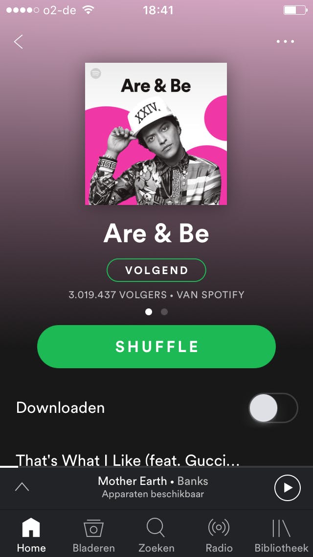 Tik op Shuffle om een willekeurige song te starten.