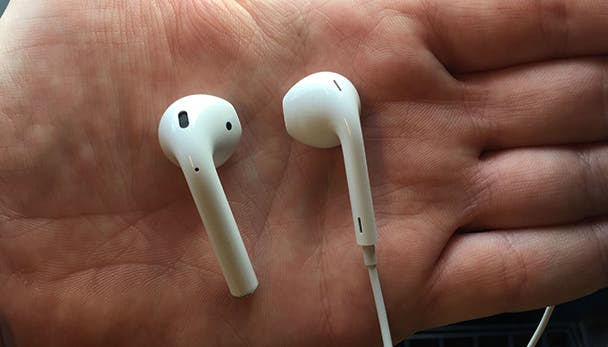 De AirPod is iets dikker en heeft een grotere opening aan de bovenkant.