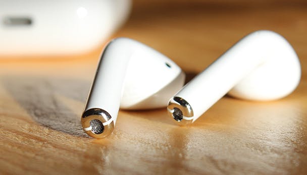 Beide AirPods zijn voorzien van een microfoontje.