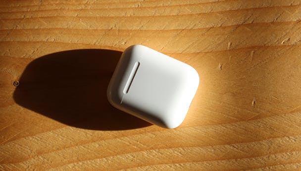Dankzij de oplaadcase kun je de AirPods lang gebruiken.
