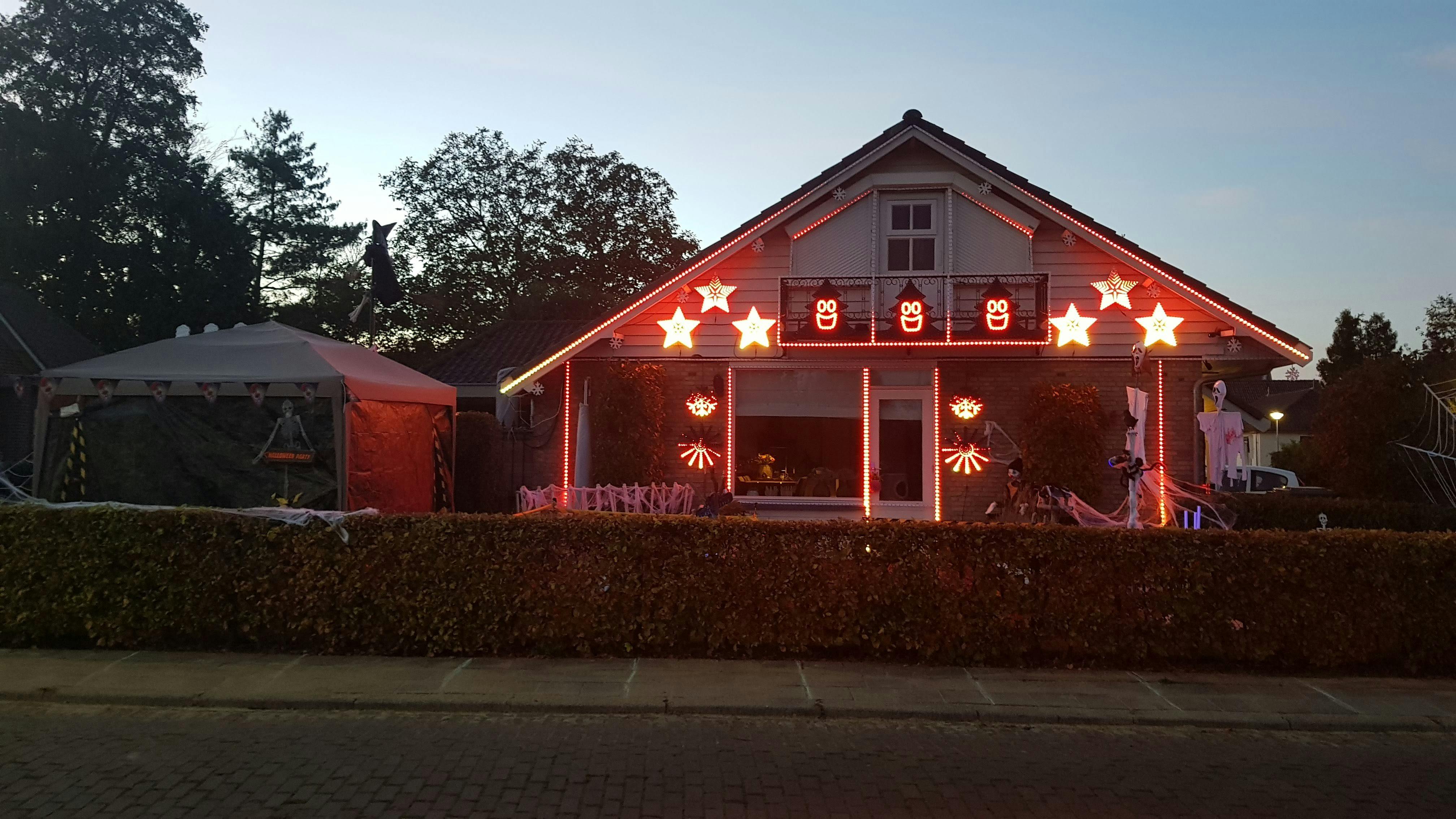 Vader en zoon Vrieling knutselen lichtshows voor buurt