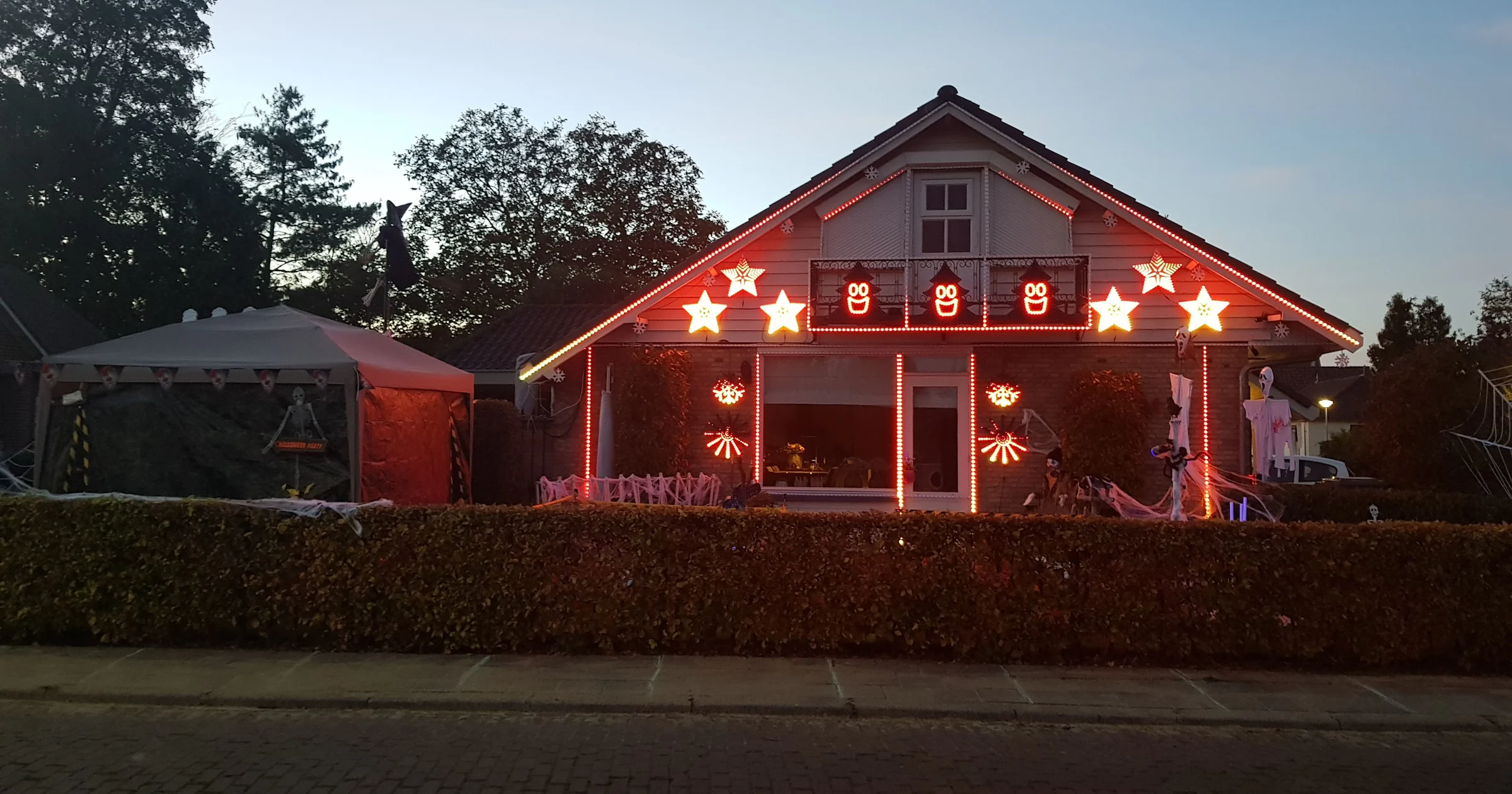 Vader en zoon Vrieling knutselen lichtshows voor buurt