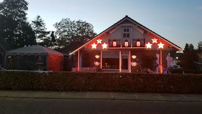 Vader en zoon Vrieling knutselen lichtshows voor buurt