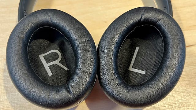 Handig is de grote opdruk binnenin de oorschelpen van de Bose QC45, zo zie je meteen hoe je de koptelefoon op moet zetten.