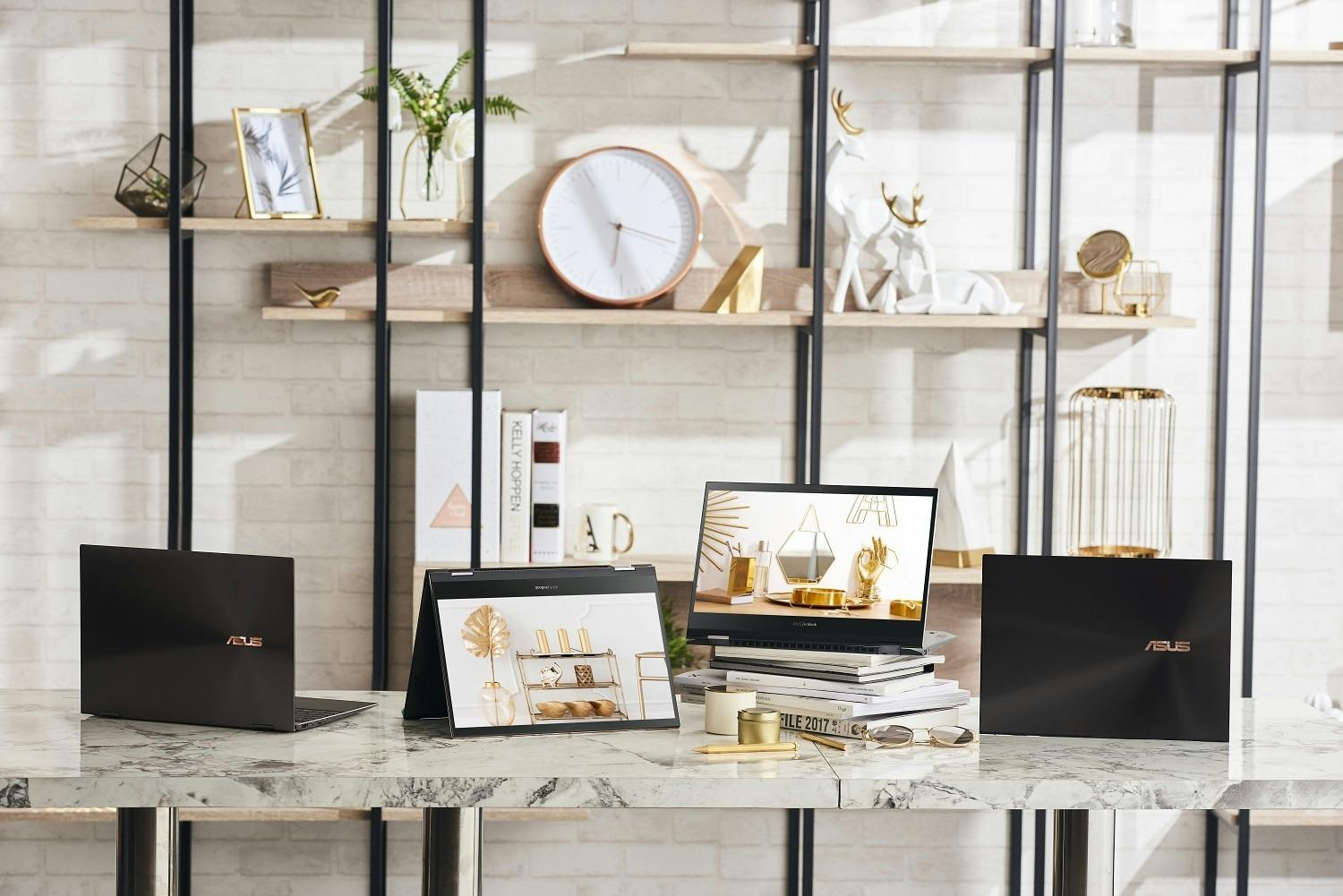 Het scherm van de ZenBook Flip S UX371 kun je omklappen, bijvoorbeeld voor het kijken van je favoriete films.