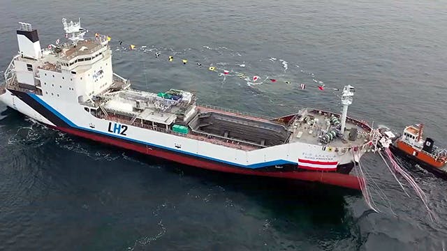 Kawasaki-tanker vervoert waterstof over zee