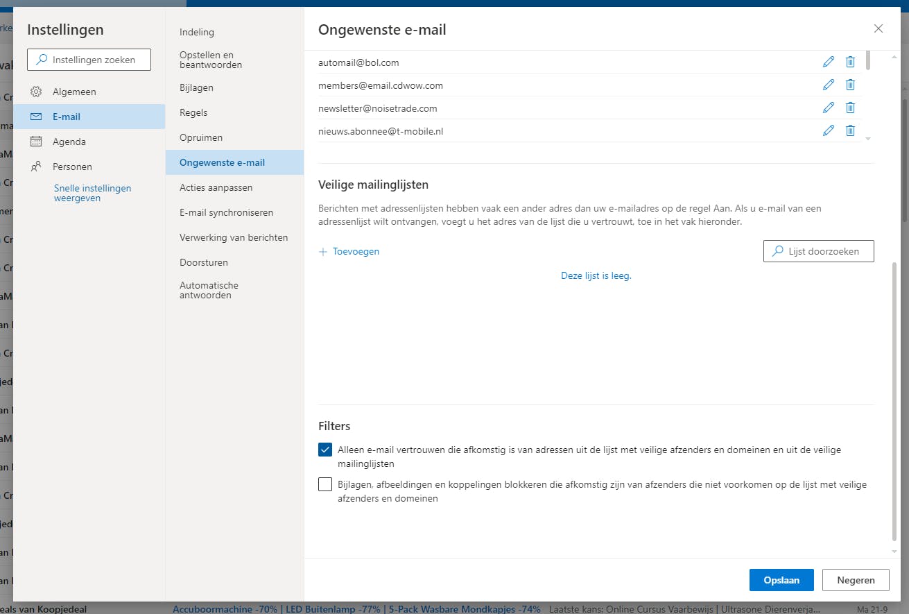 Binnen Outlook kun je instellen om alleen mails te ontvangen van veilige afzenders.