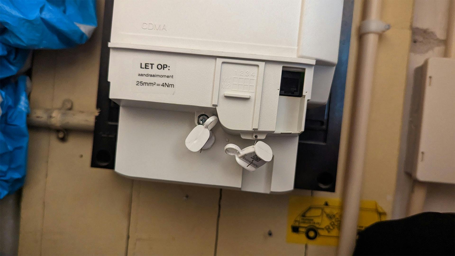De P1-meter zit op de plek van de zwarte aansluiting op deze slimme meter. | Foto: Wesley Akkerman