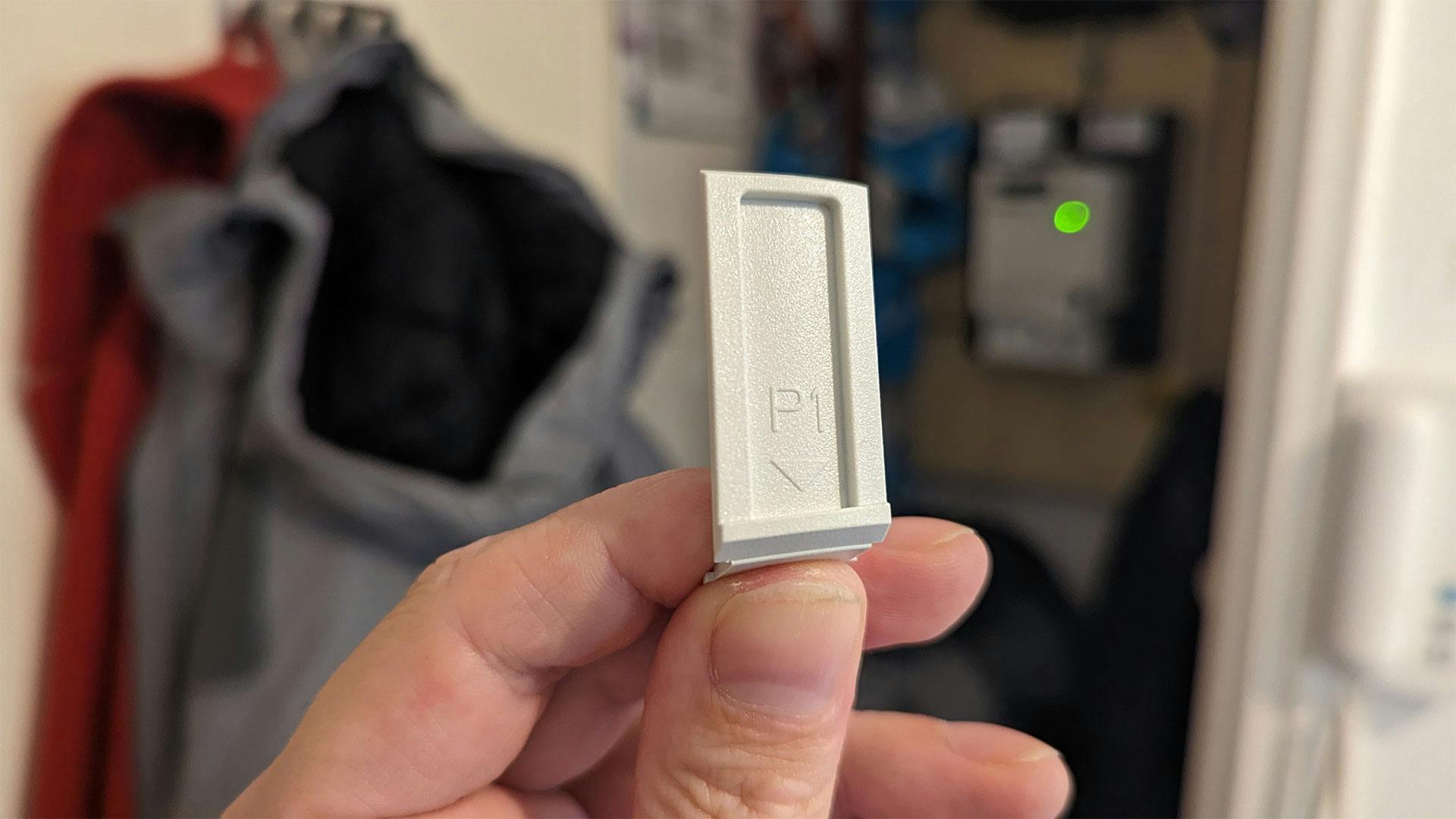 Op dit klepje zie je duidelijk de aanduiding 'P1' staan. | Foto: Wesley Akkerman