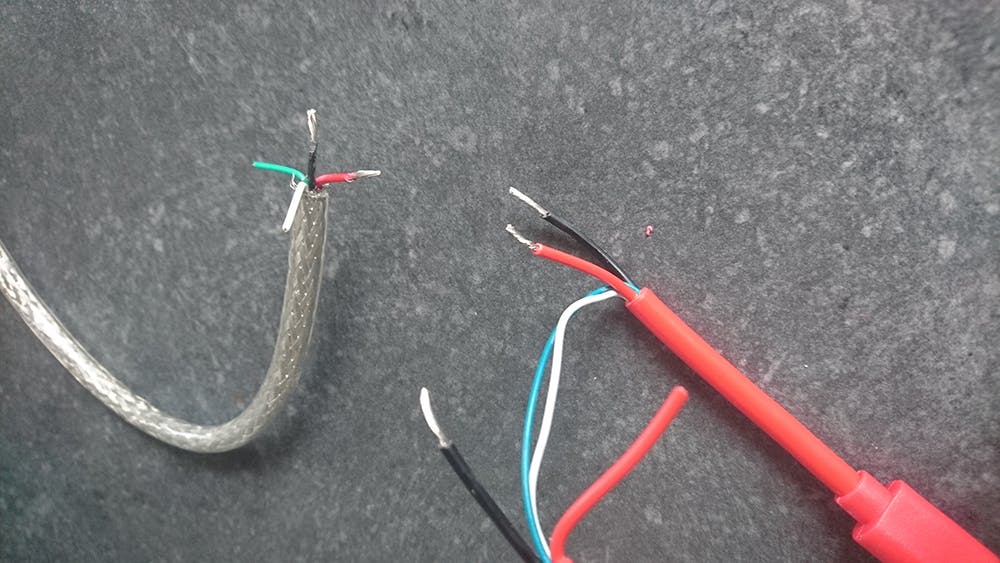 Rood verbinden we met rood en zwart met zwart.