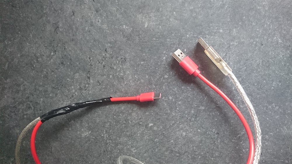 Voeding en data in de usb-c-connector worden gesplitst in voeding (de zilveren usb-a-connector) en data (de rode usb-a-connector).