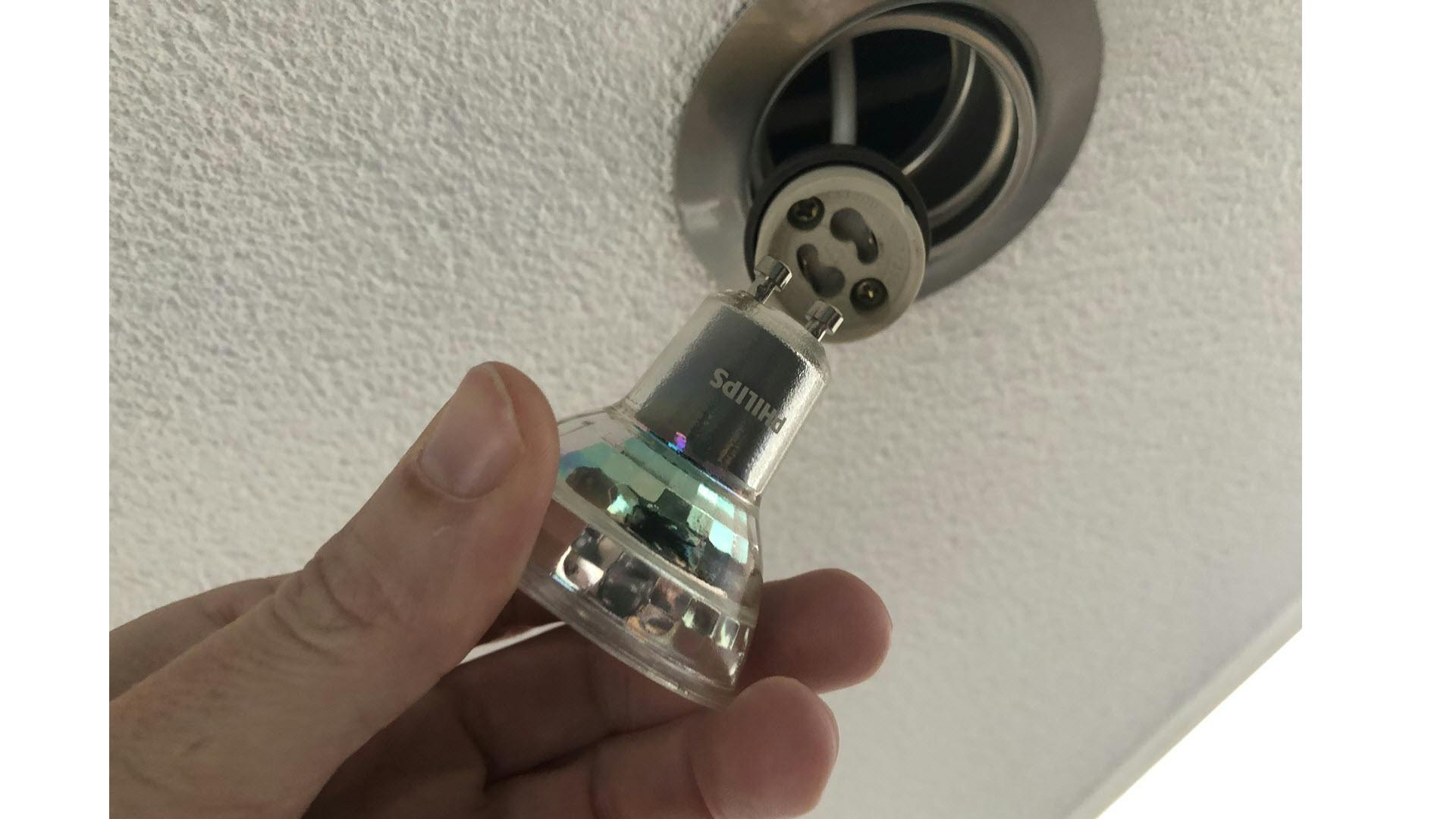 GU10-lamp in armatuur draaien