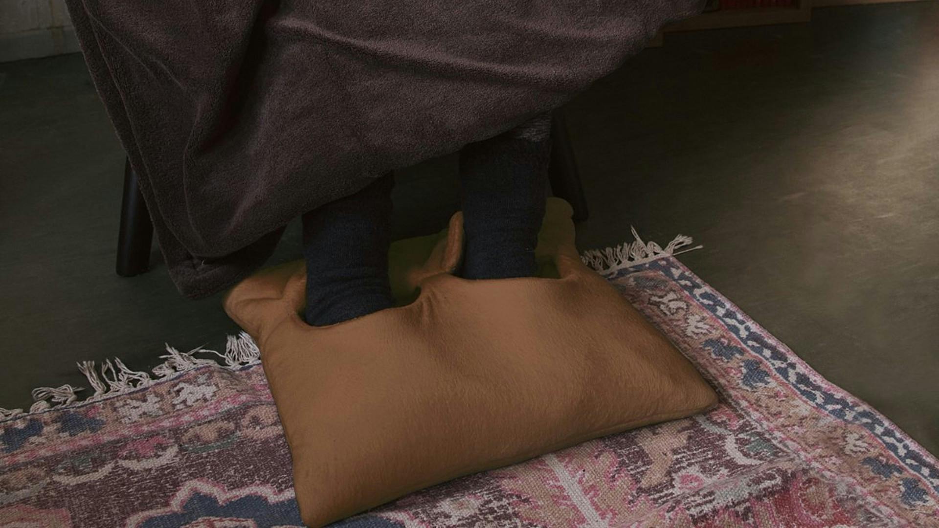 Dit verwarmde voetkussen leg je na gebruik zo weer op de bank. | Beeld: Bol.com