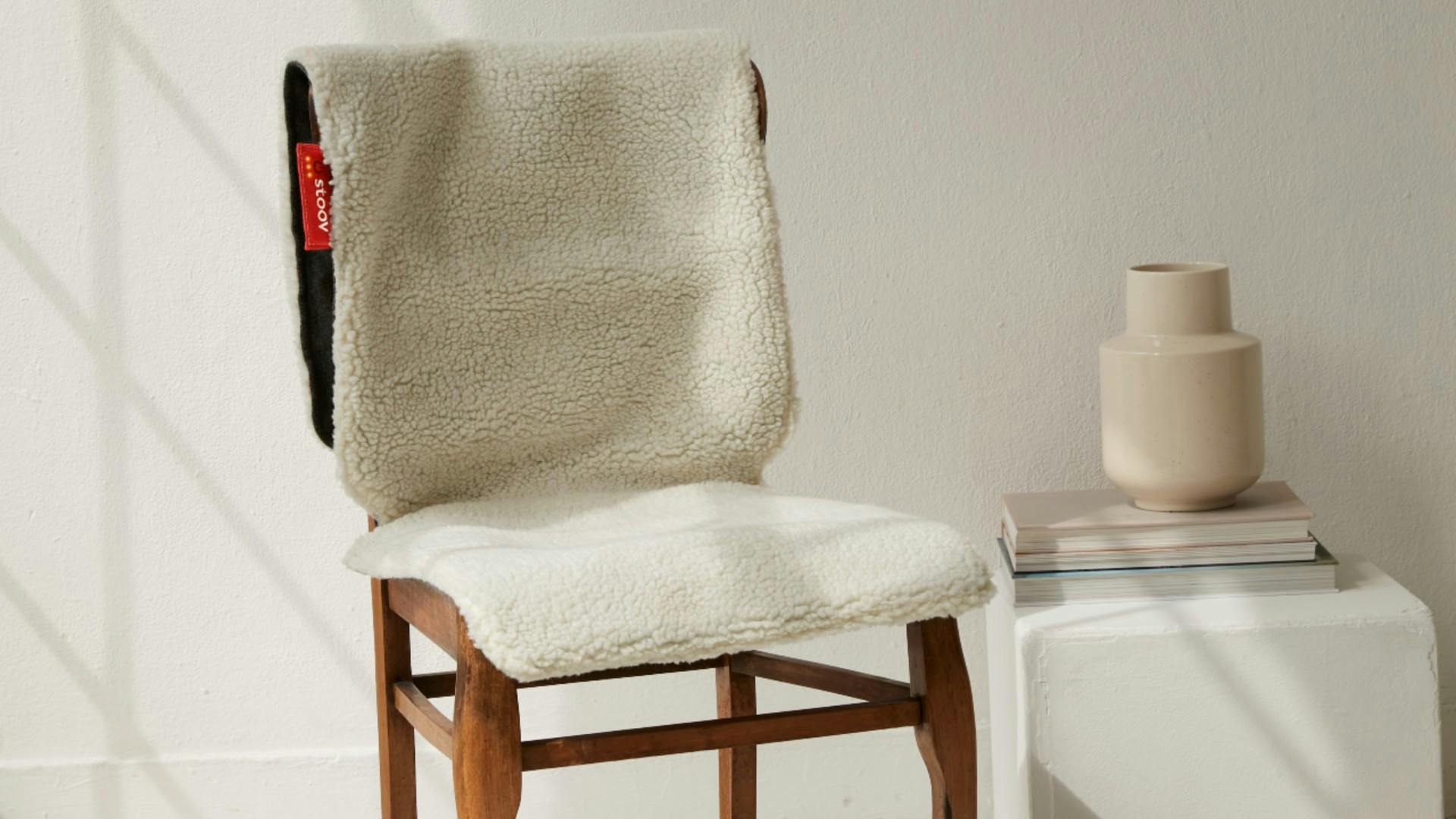 Staat mooi, maar zit nog lekkerder (en warmer!): deze warmtedeken van Stoov.  | Beeld: Stoov