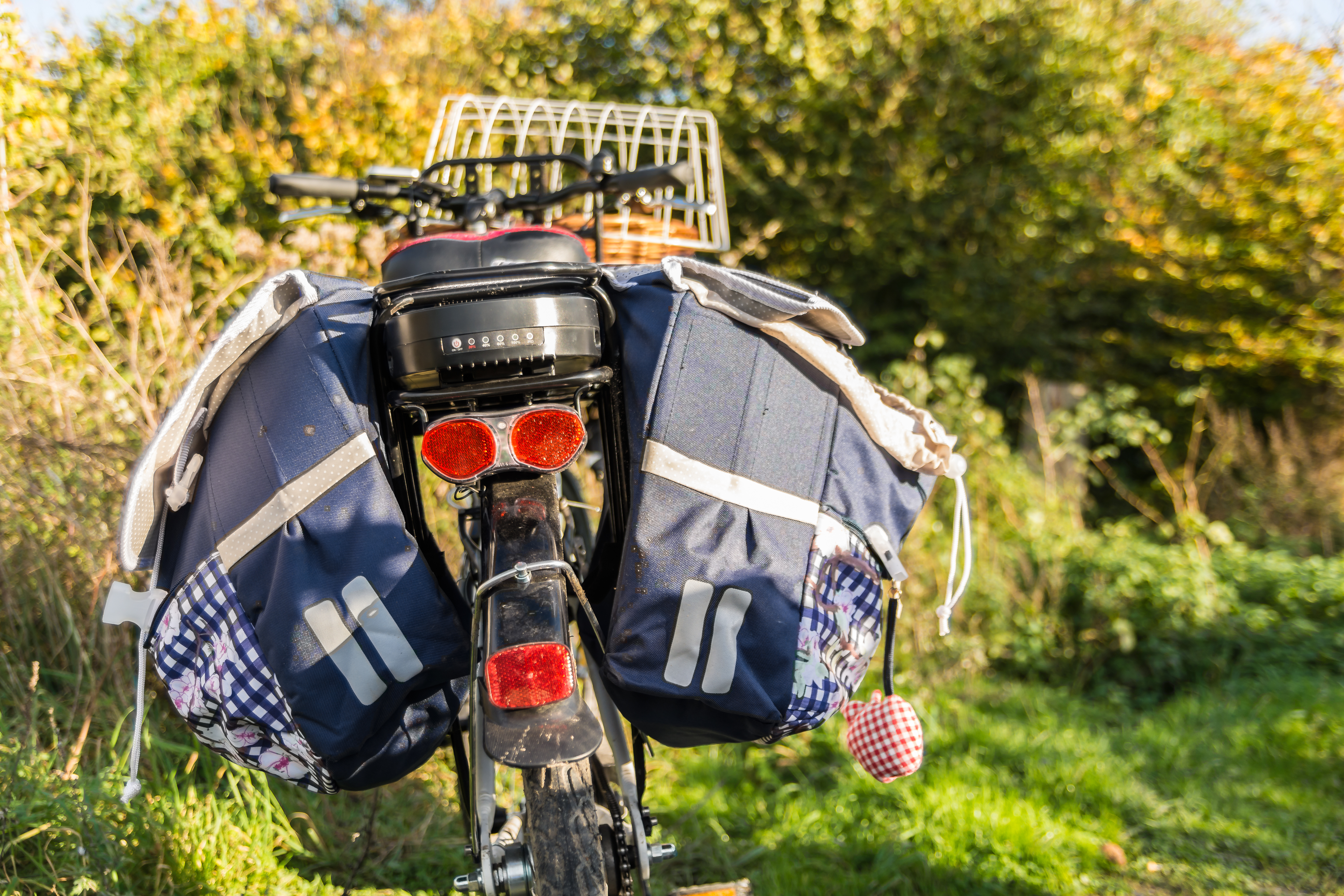 Pak om te zetten verschil Verslijten Een fietstas vastmaken op je e-bike doe je zo | ID.nl