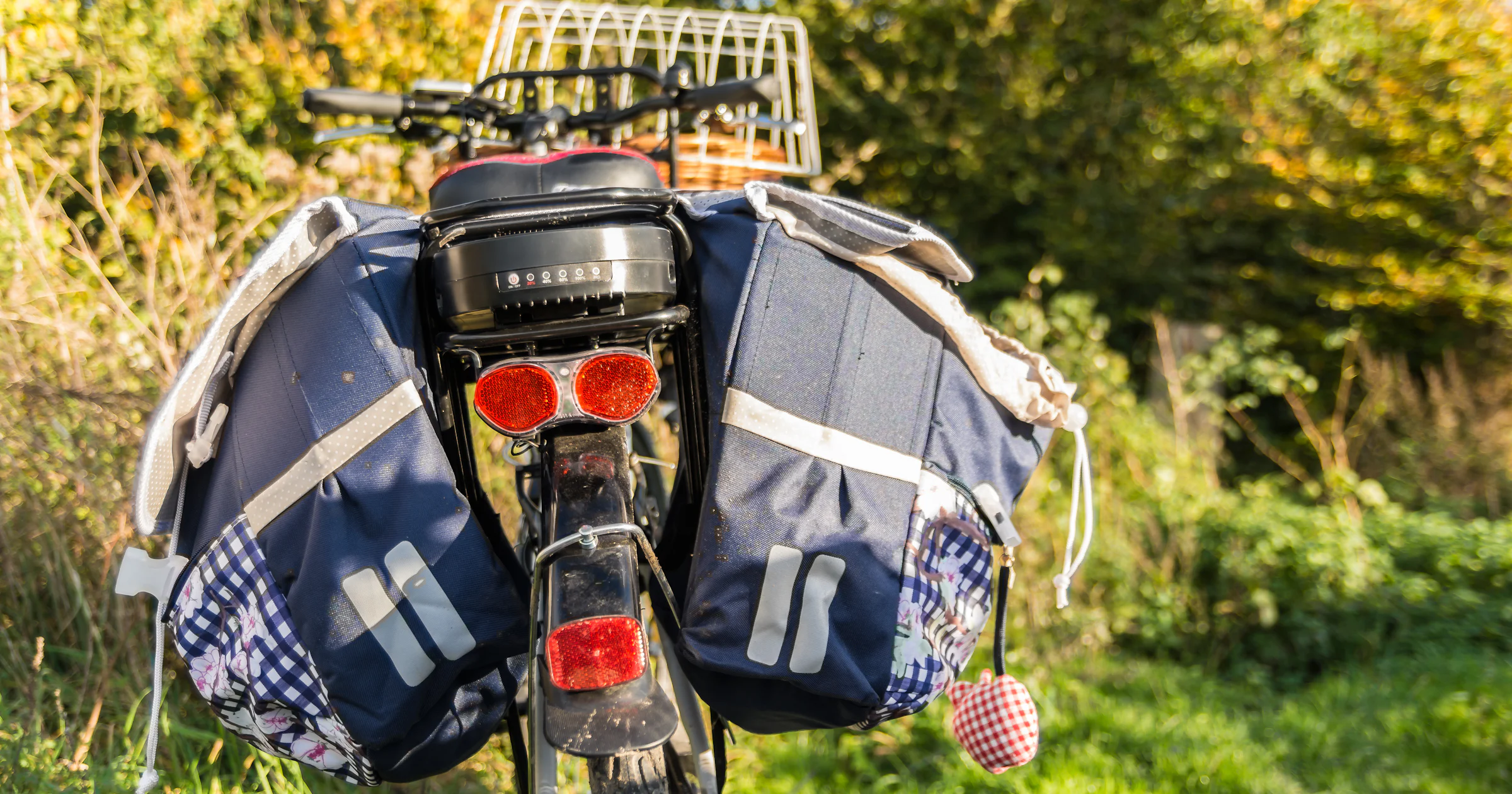 Een fietstas vastmaken op je e-bike doe je zo