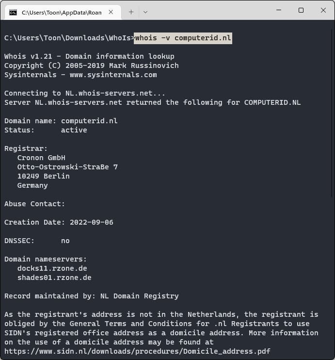 Met een ‘whois-query’ zoek je snel uit wie de registrar is en krijg je mogelijk ook wat contactinformatie.
