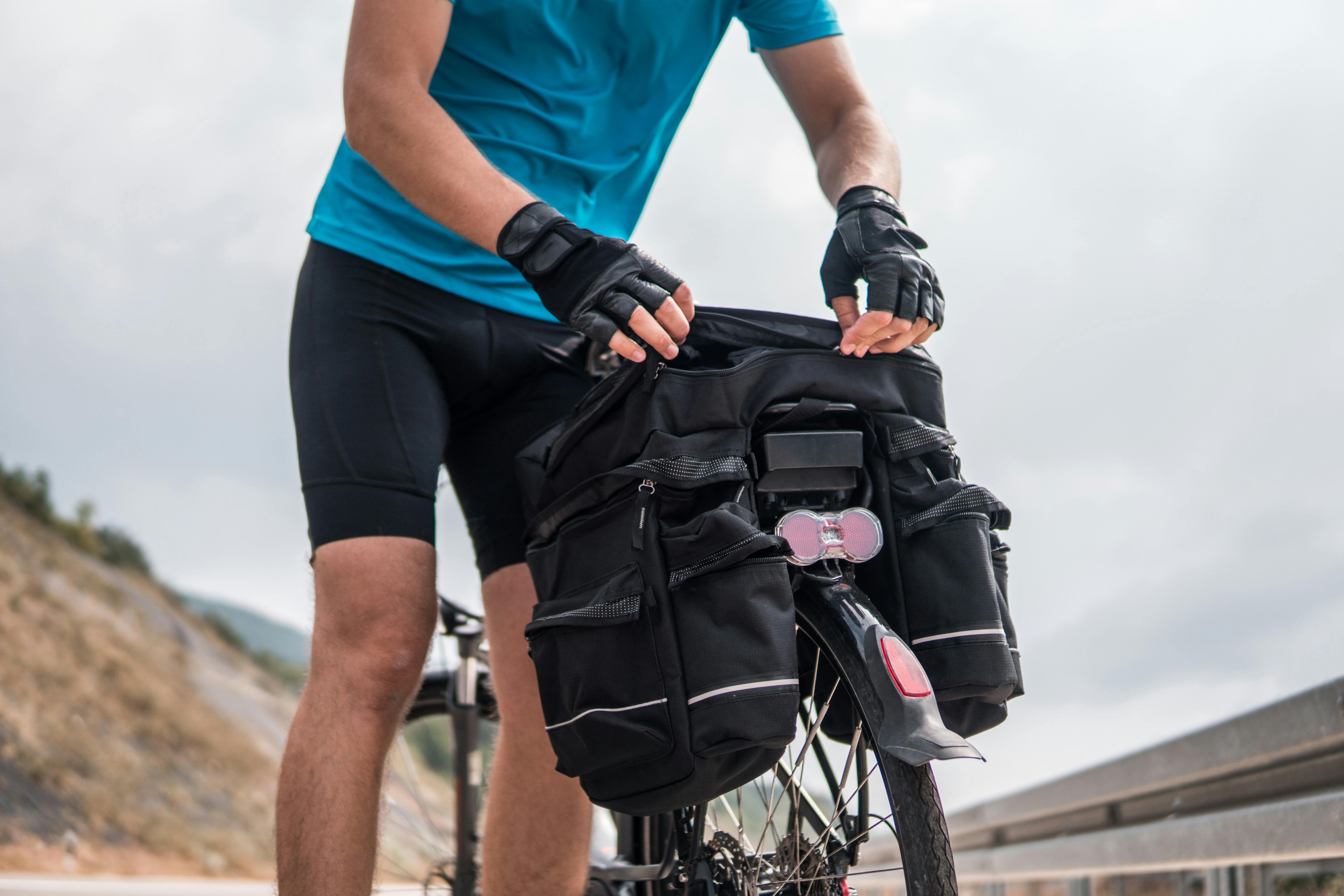 Man met fiets en fietstassen