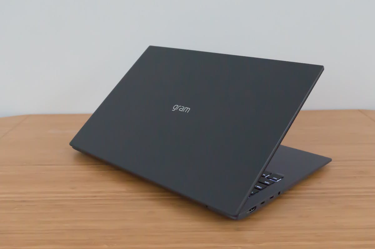 De achterkant van de LG Gram 16 is netjes afgewerkt.