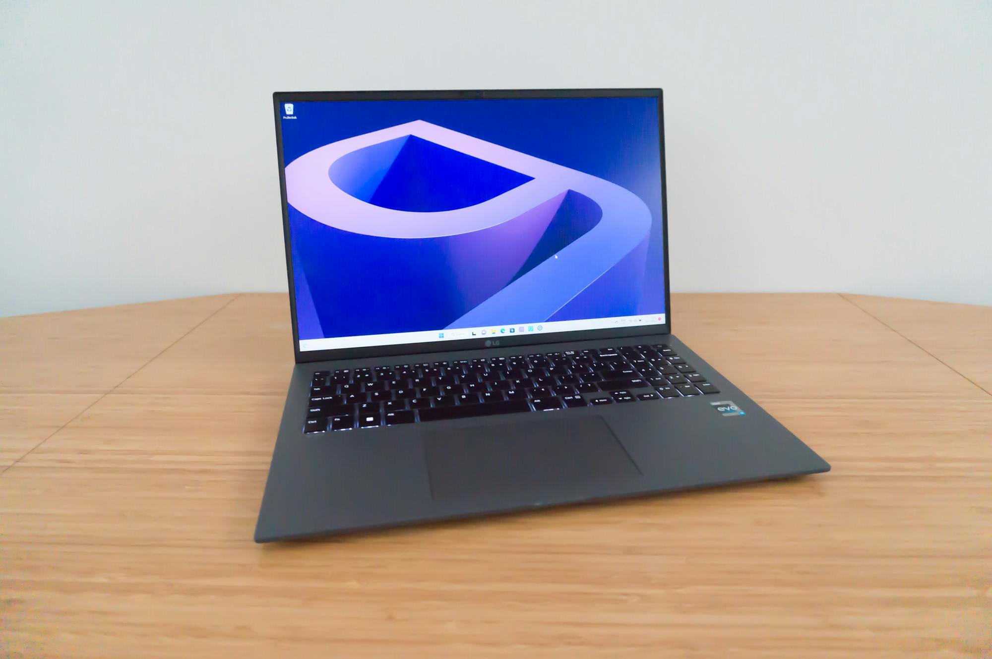 De LG Gram 16 heeft een magnesium behuizing in een fraaie donkergrijze kleur.