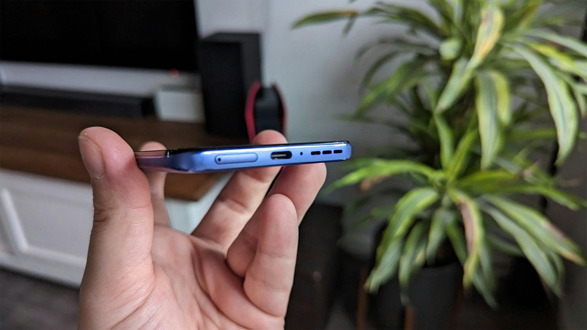 De usb-c-poort onderop. | Foto: Wesley Akkerman