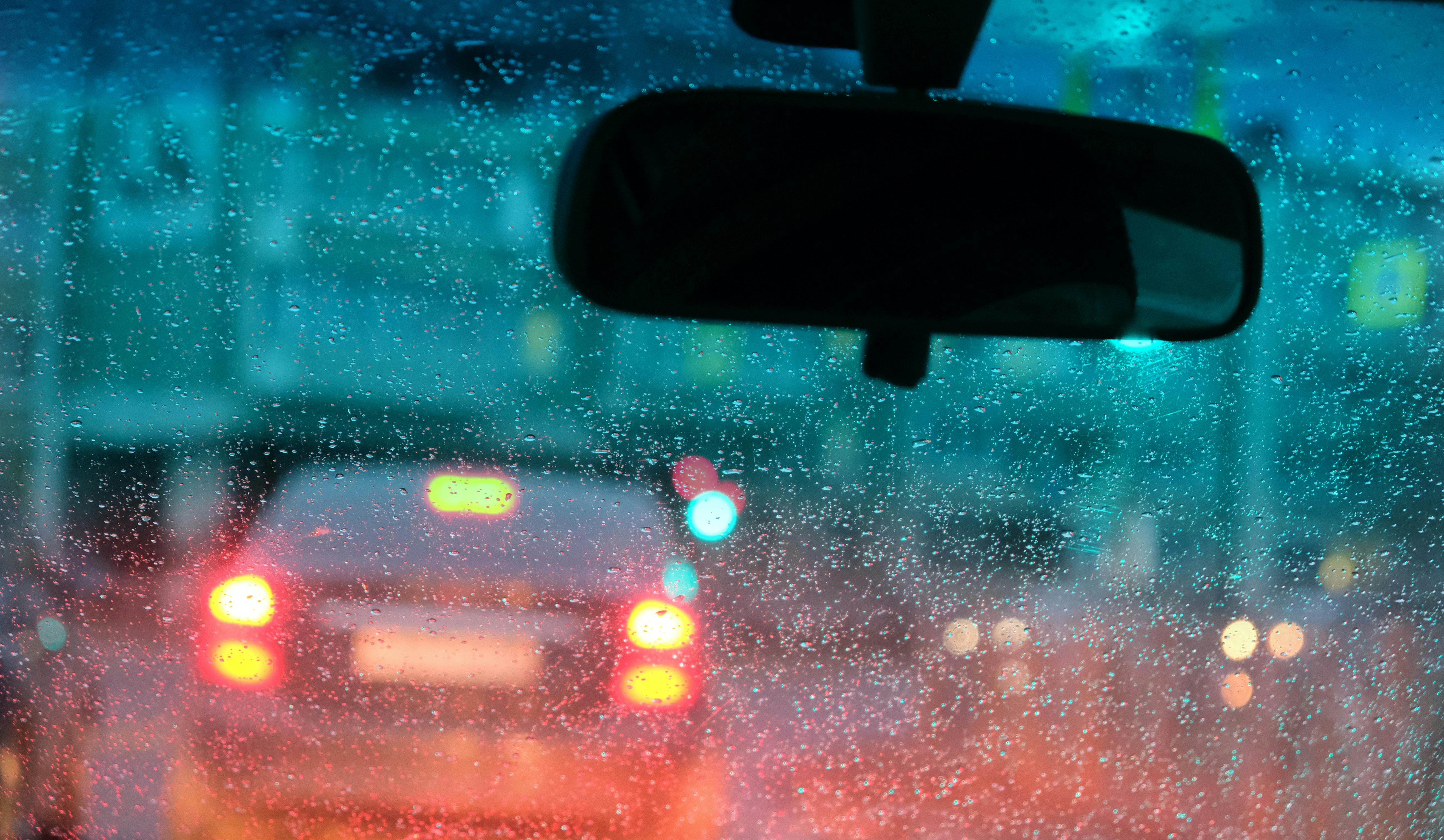 Auto in het verkeer terwijl het regent