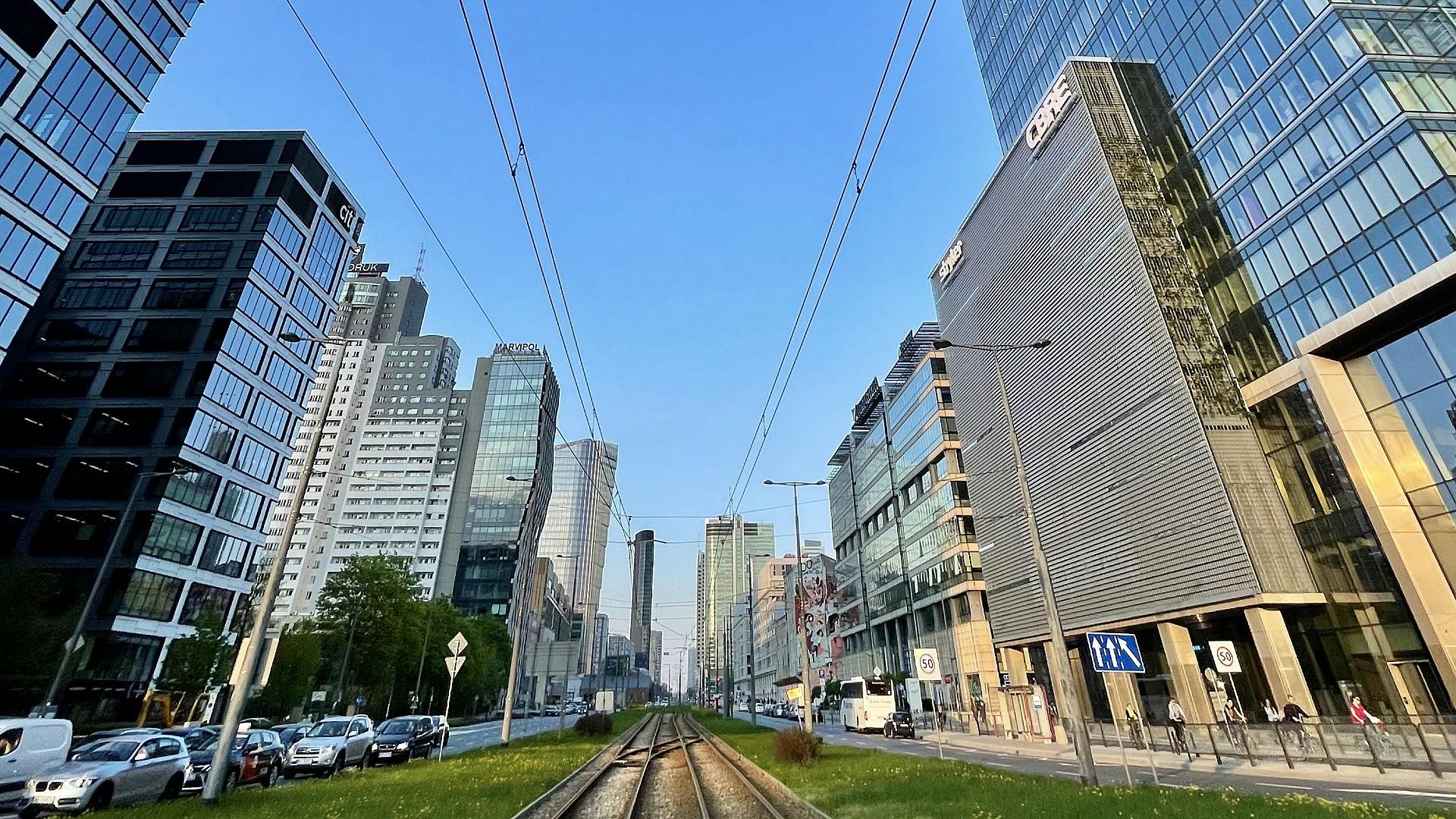 Straat met hoogbouw en tramrails