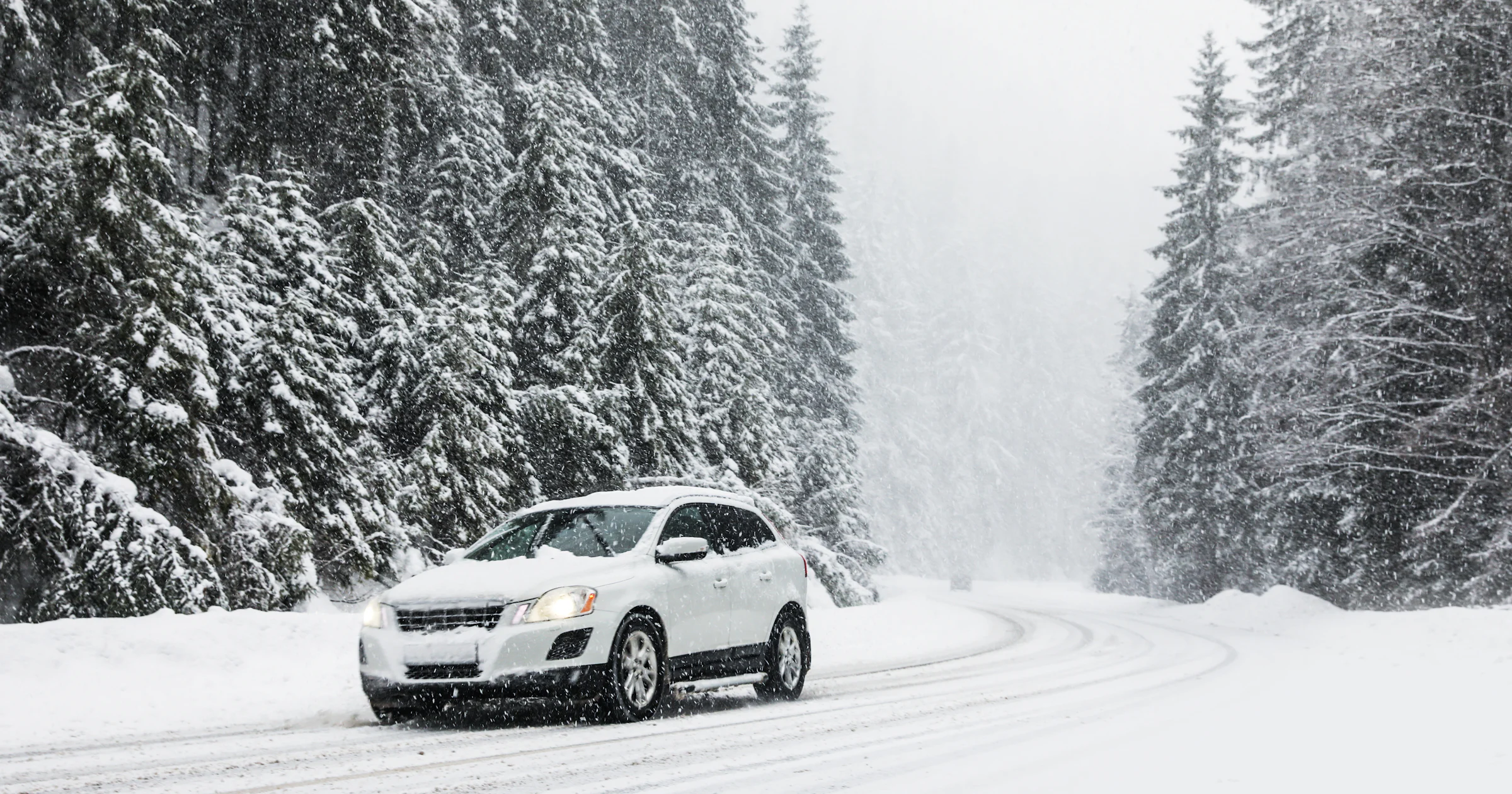 Met de auto op wintersport? Check de bandenregels van jouw bestemming!