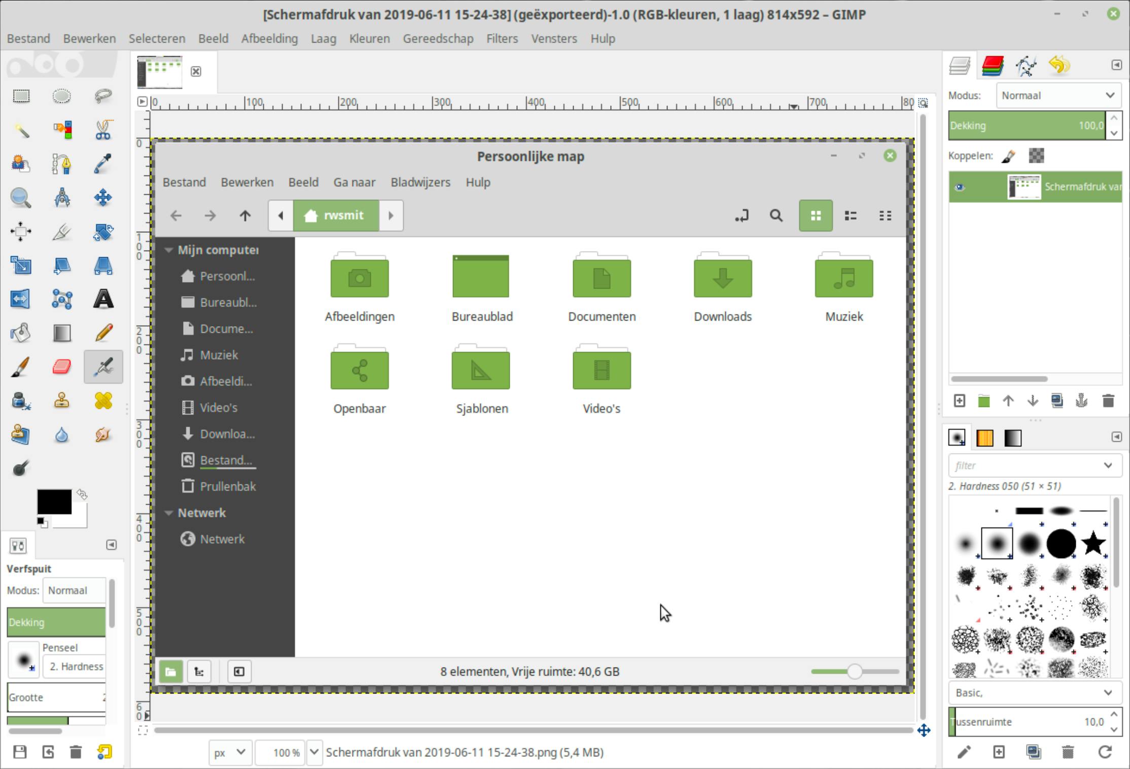 In GIMP zie je een transparante achtergrondlaag met daaroverheen een schaduw