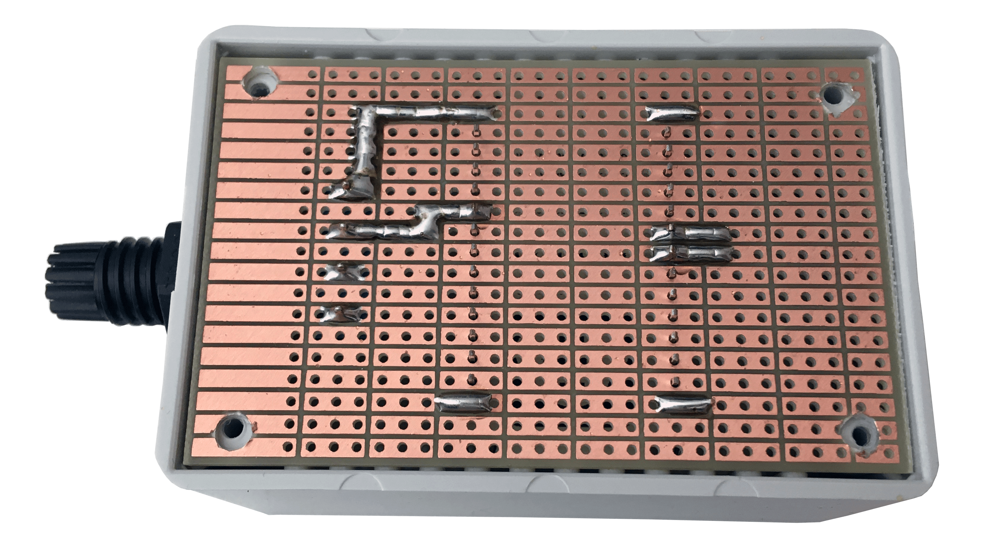 De bestukte printplaat en de gedeeltelijk gesoldeerde printplaat in de behuizing.