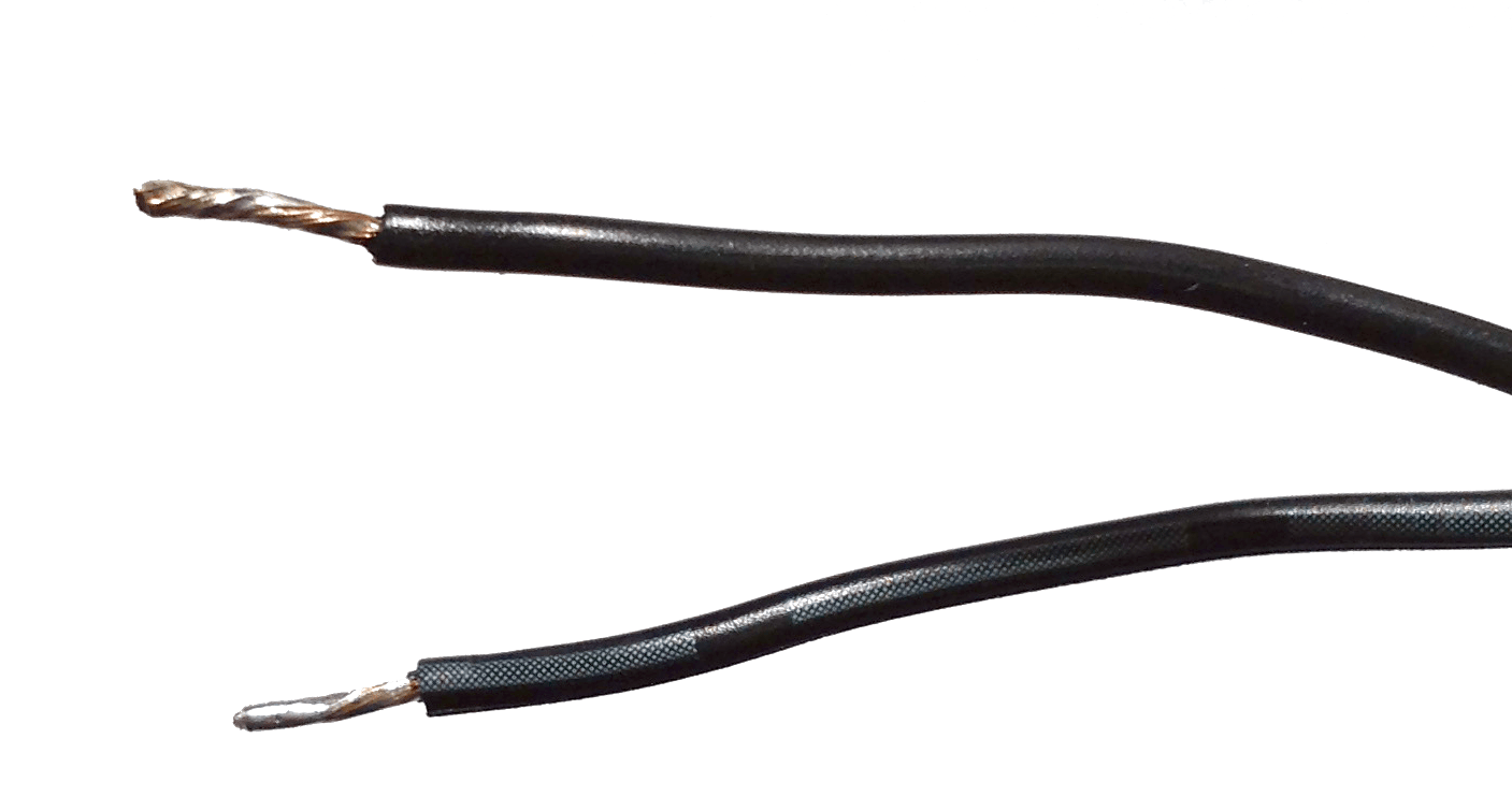 De gestripte en vertinde uiteinden van het adaptersnoer.