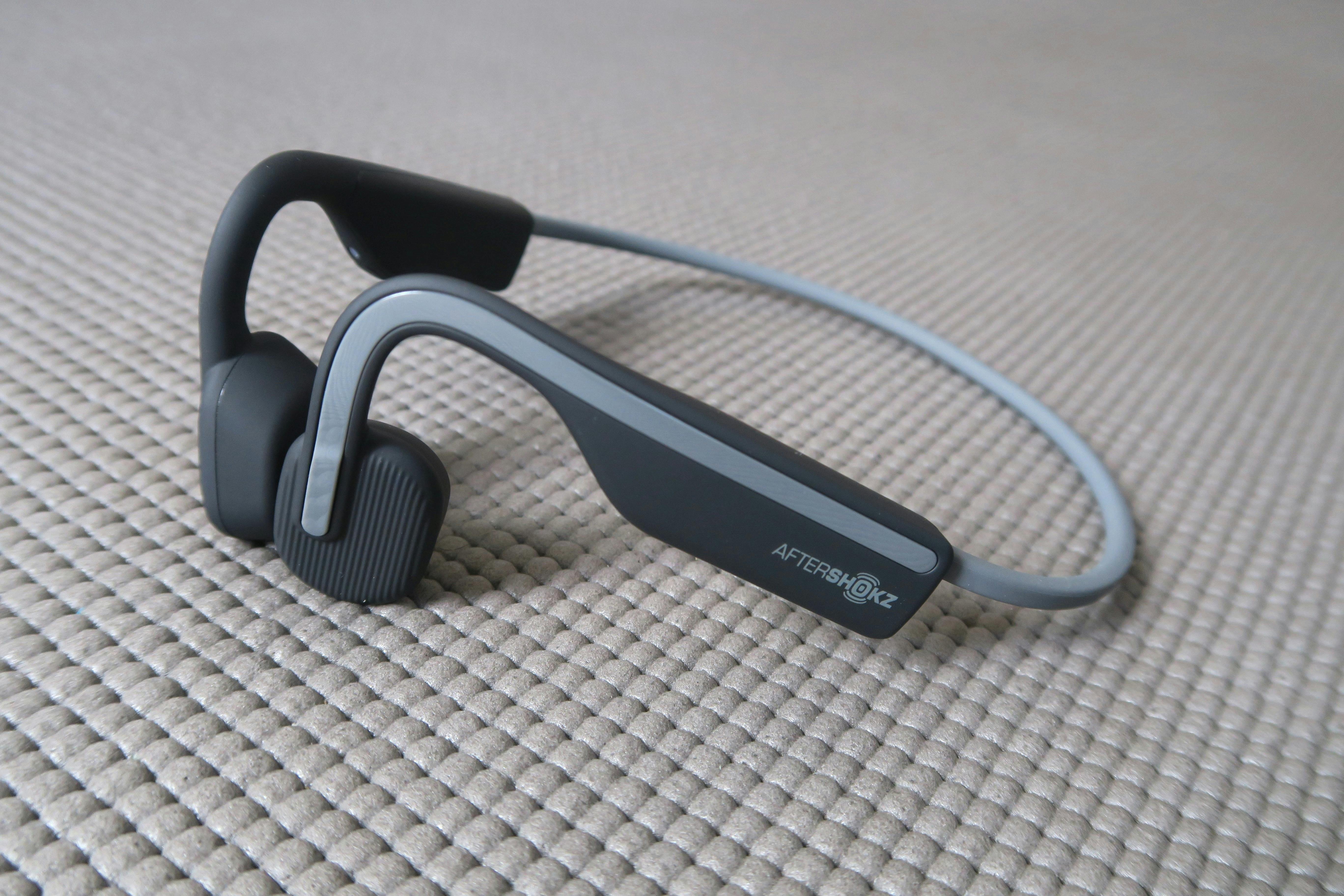Een voorbeeld van een bone-conduction headset, in dit geval van Aftershokz (tegenwoordig Shokz).
