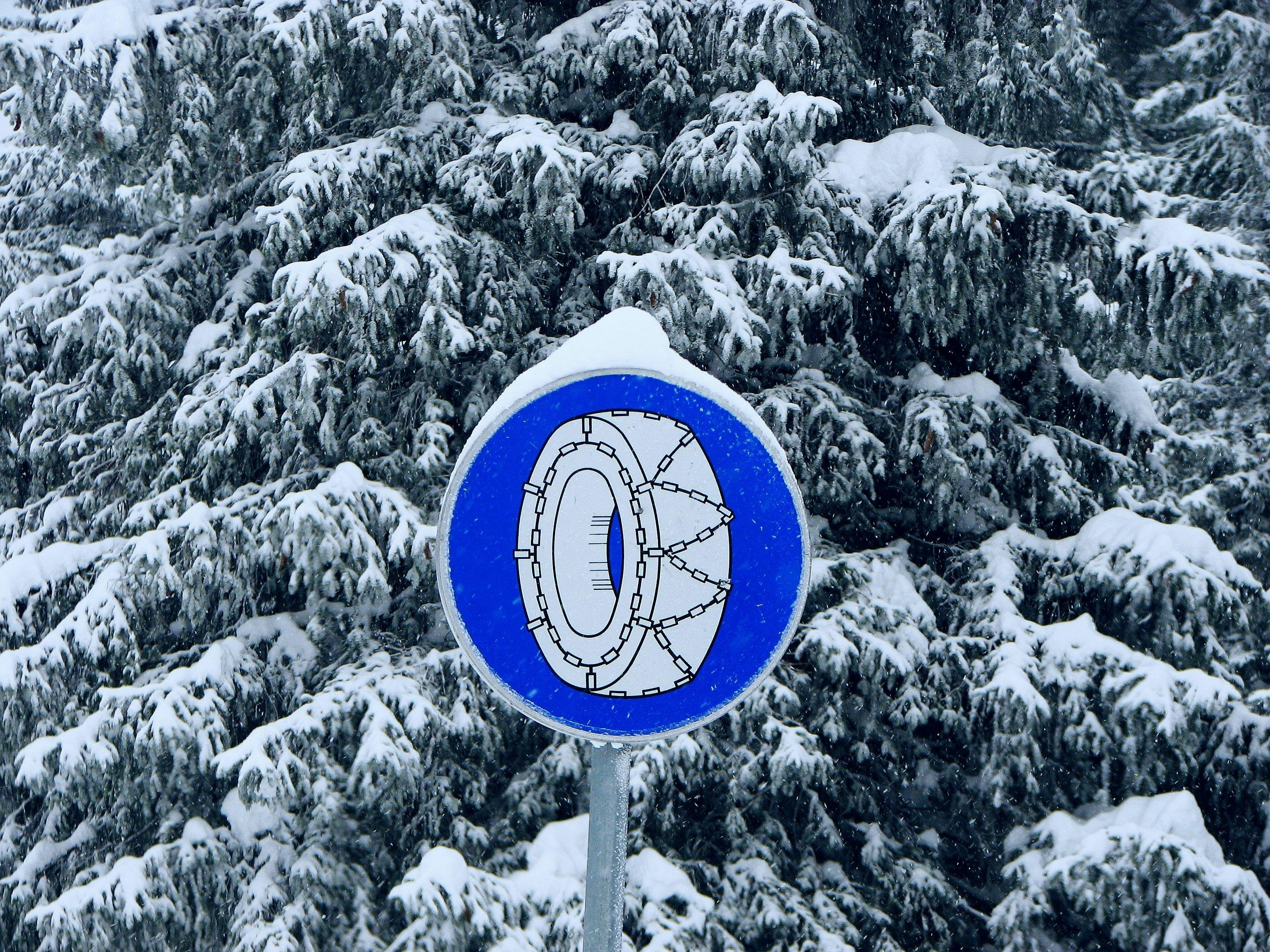 Verkeersbord sneeuwkettingen.