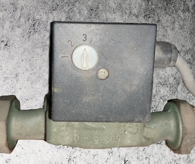 Boven op de pomp vind je de knop om een van de drie standen te kiezen.