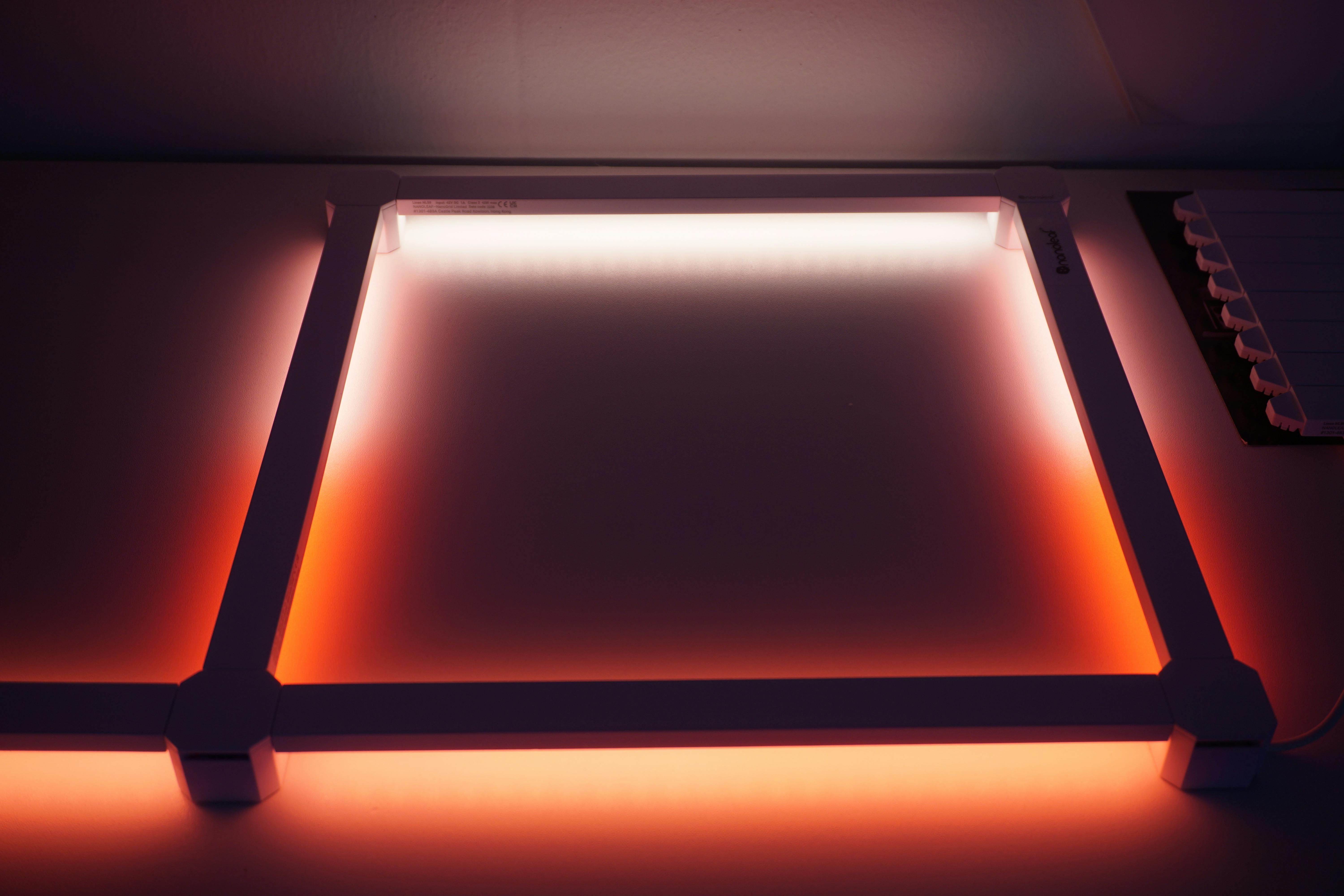 Voordat we de Lines op de muur plakken, kunnen we ze aansluiten en testen.