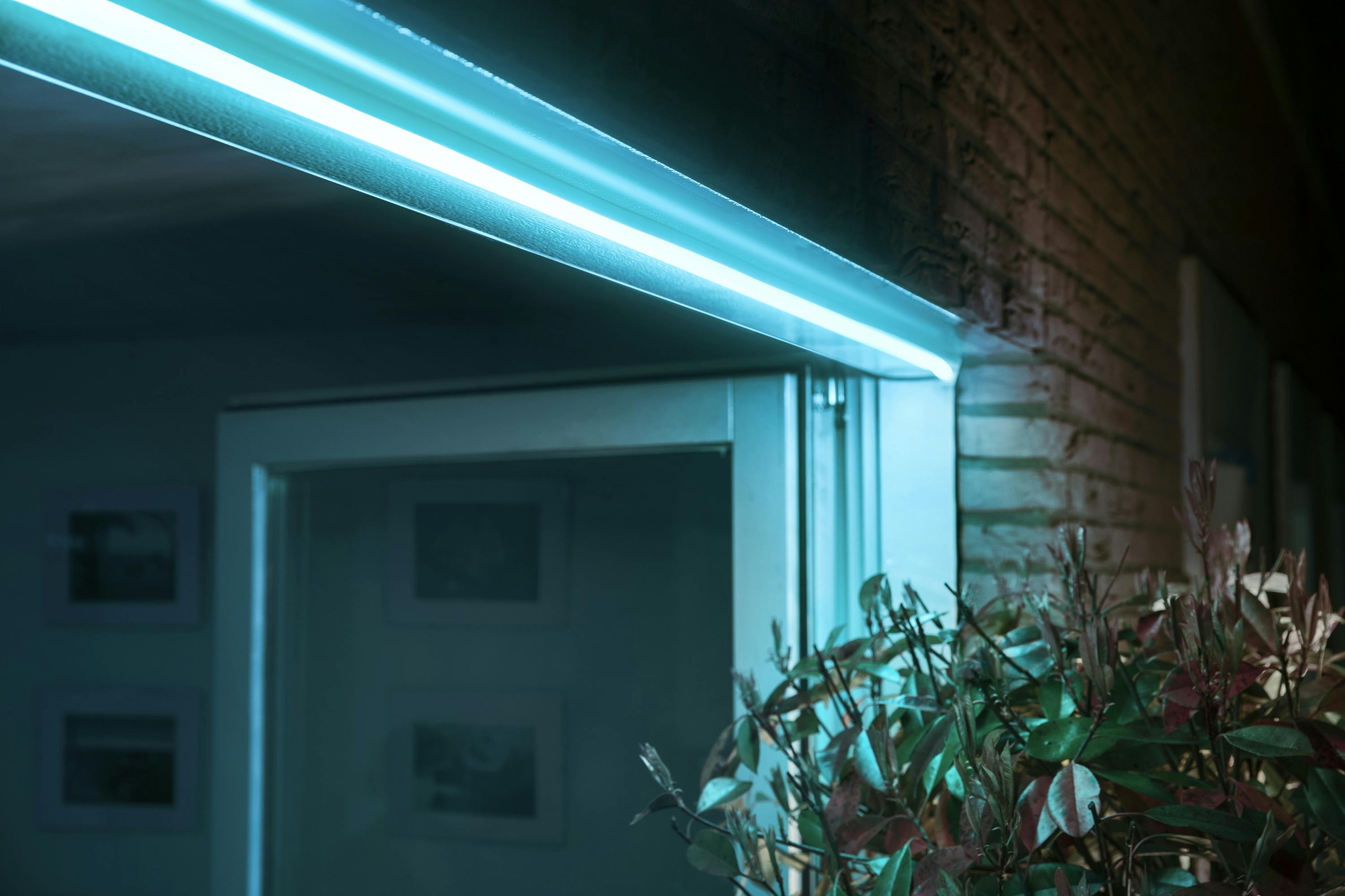 De Lightstrip Outdoor voor Philips Hue brengt sfeer in je tuin.