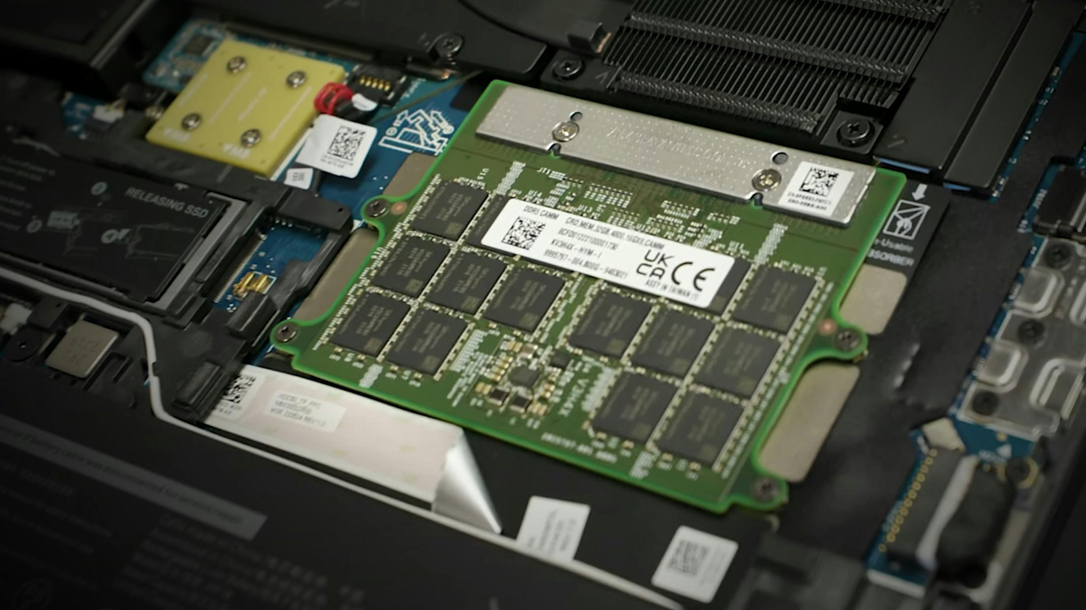 Een CAMM-geheugenmodule van Dell, in een Dell Precision-laptop.