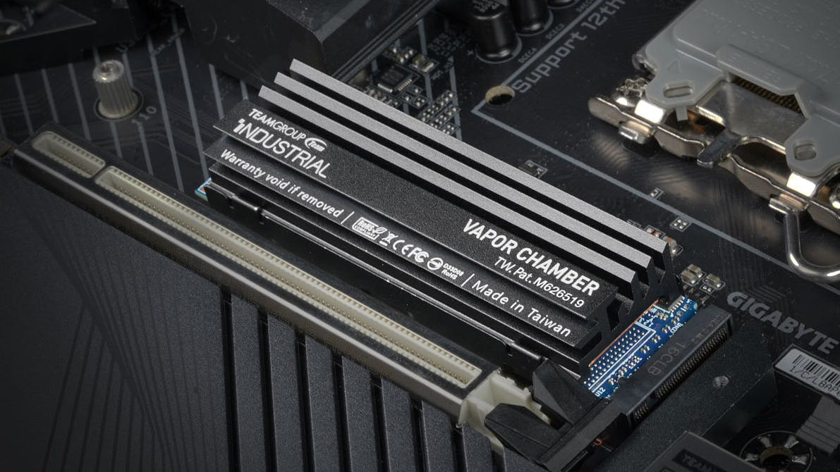 Foto van de Teamgroup N74V-M80-ssd, inclusief de gepatenteerde dampkamer van Teamgroup als koeloplossing.