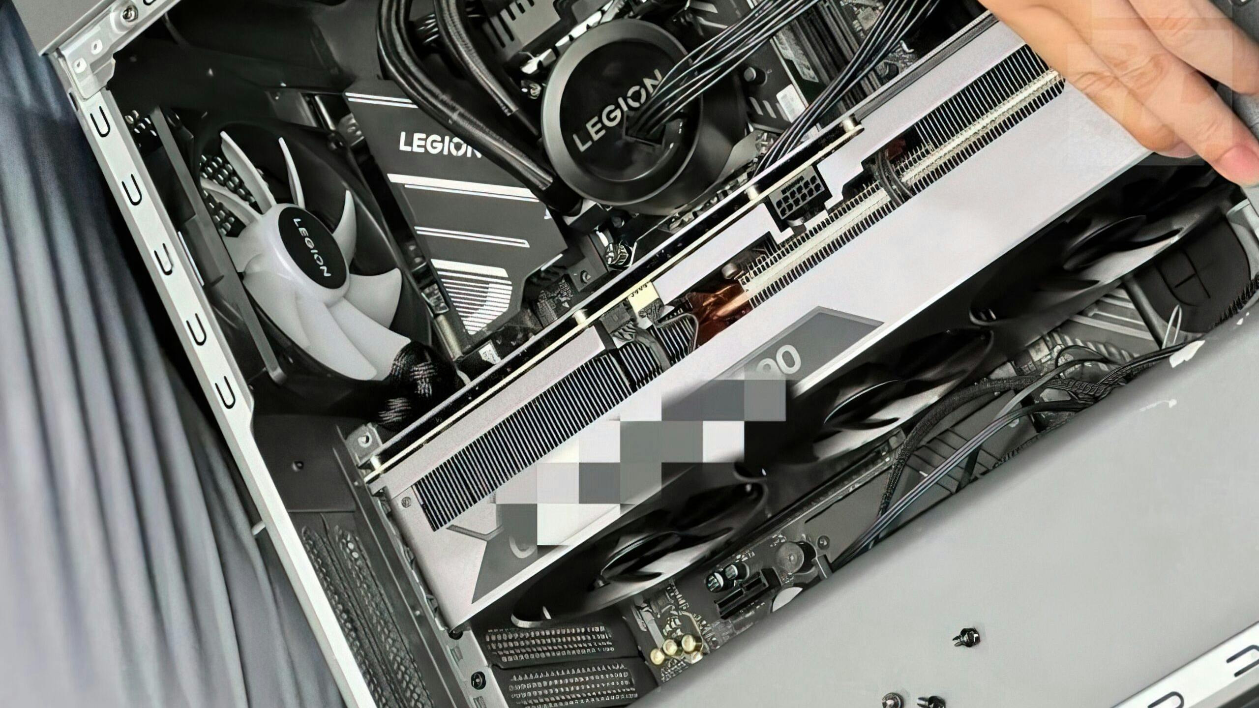 Uitgelekte foto van een Lenovo Legion-systeem, waarin prominent een RTX 4090-videokaart te zien is van maar liefst vier PCI-sloten dik.