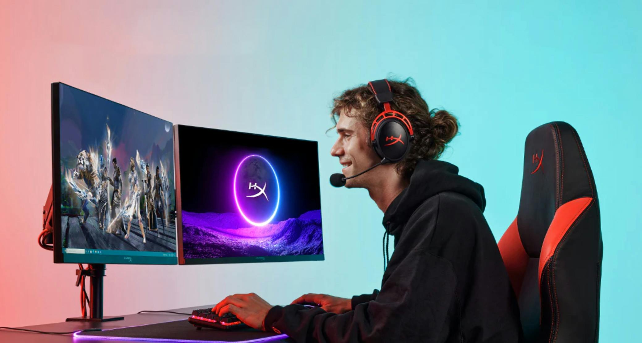 Foto van twee HyperX Armada 27 QHD's in gebruik, inclusief bijbehorende standaard, met vrij verstelbare arm.