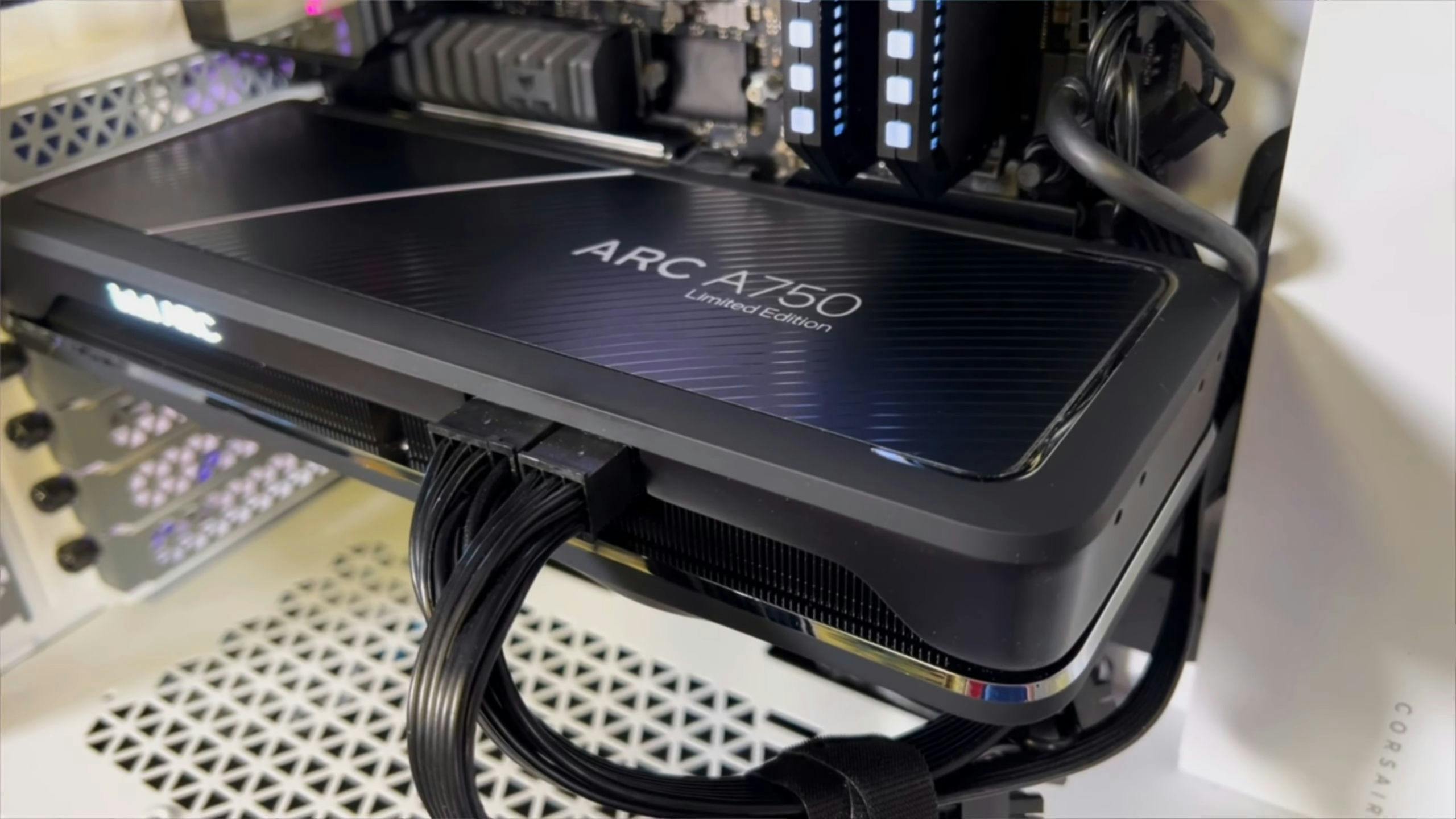 Close-up van de Intel Arc A770 Limited Edition in een Corsair-kast.