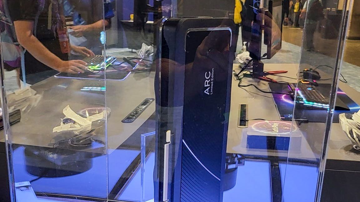 Foto van een vroege referentiekaart van Intel Arc op IEM Dallas, vermoedelijk de A770- of A780-videokaart.